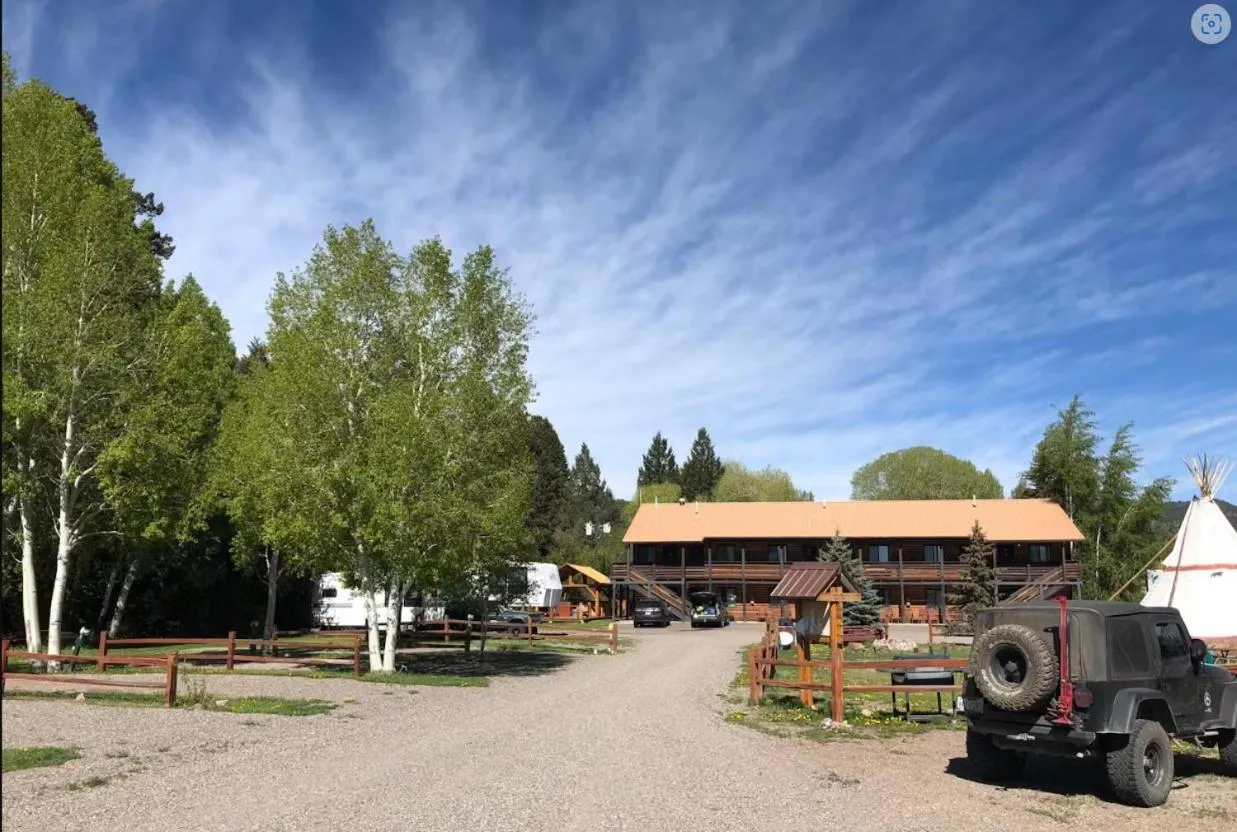 Parking in Ute Bluff Lodge, Cabins and RV park
