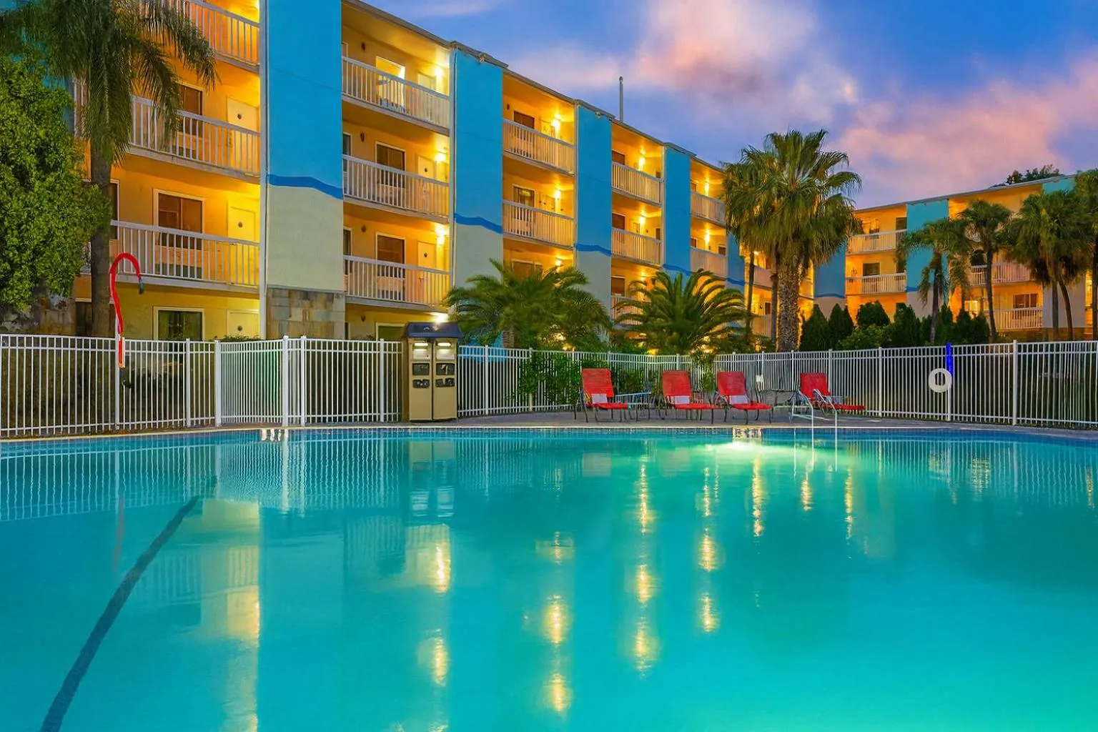 Swimming pool in Orlando International Drive North Hotel