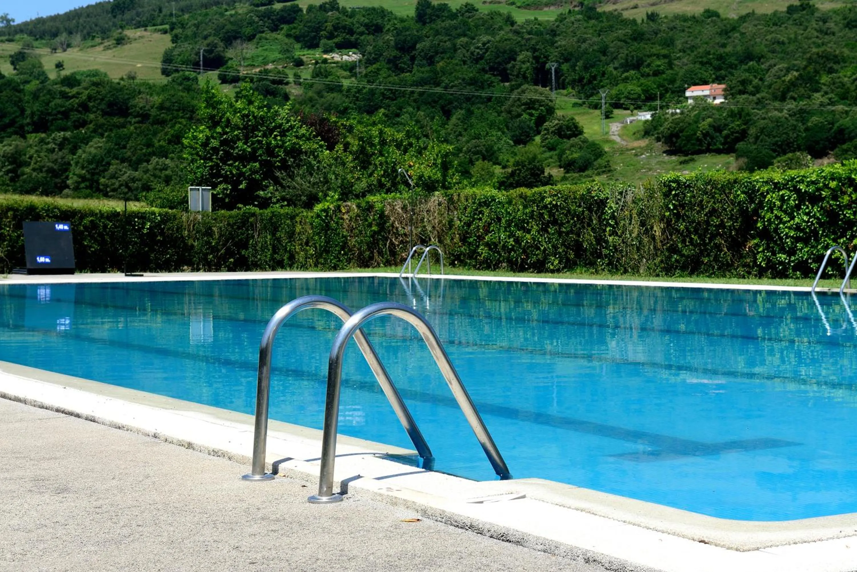 Swimming pool in Albergue Finca El Mazo