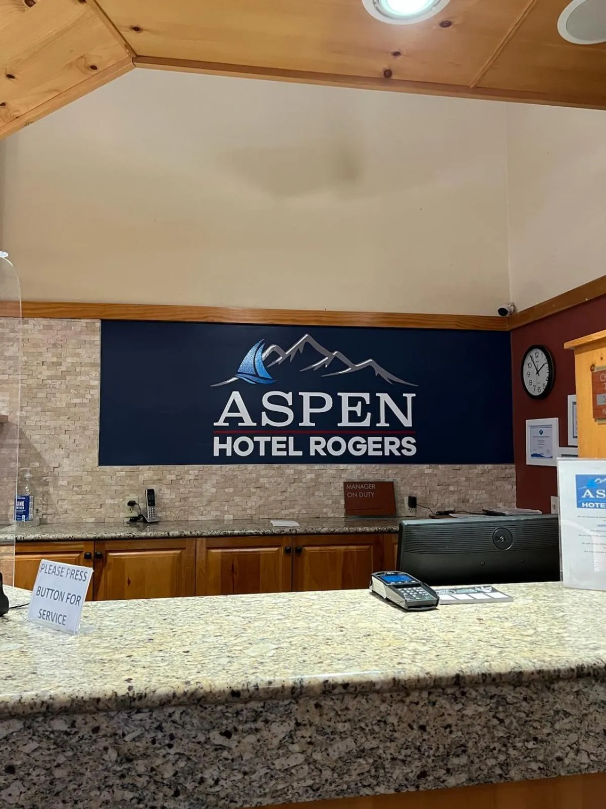 Lobby or reception in Aspen Hotel Rogers Formerly Americ inn