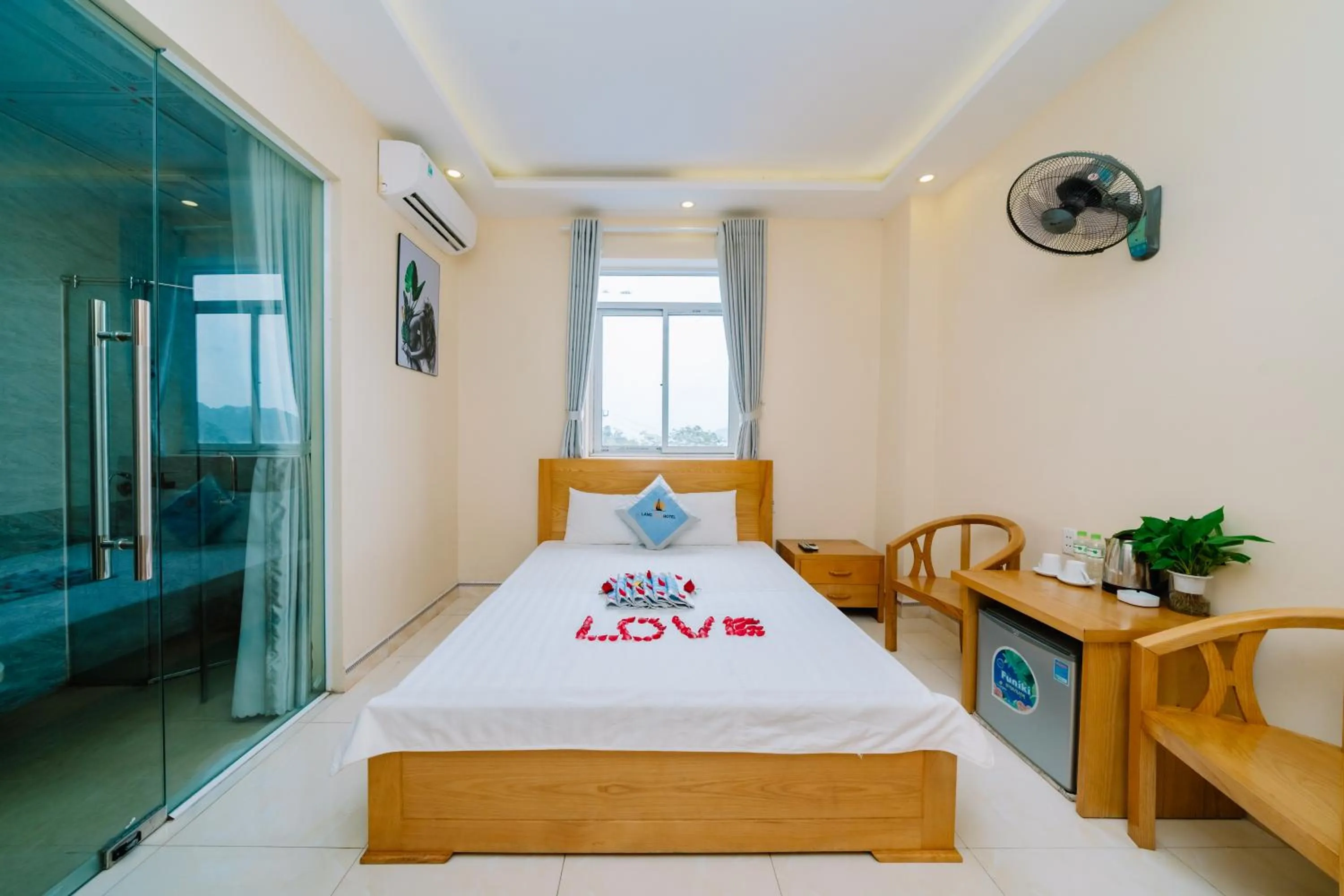 People in Lang Chai Hotel Cat Ba