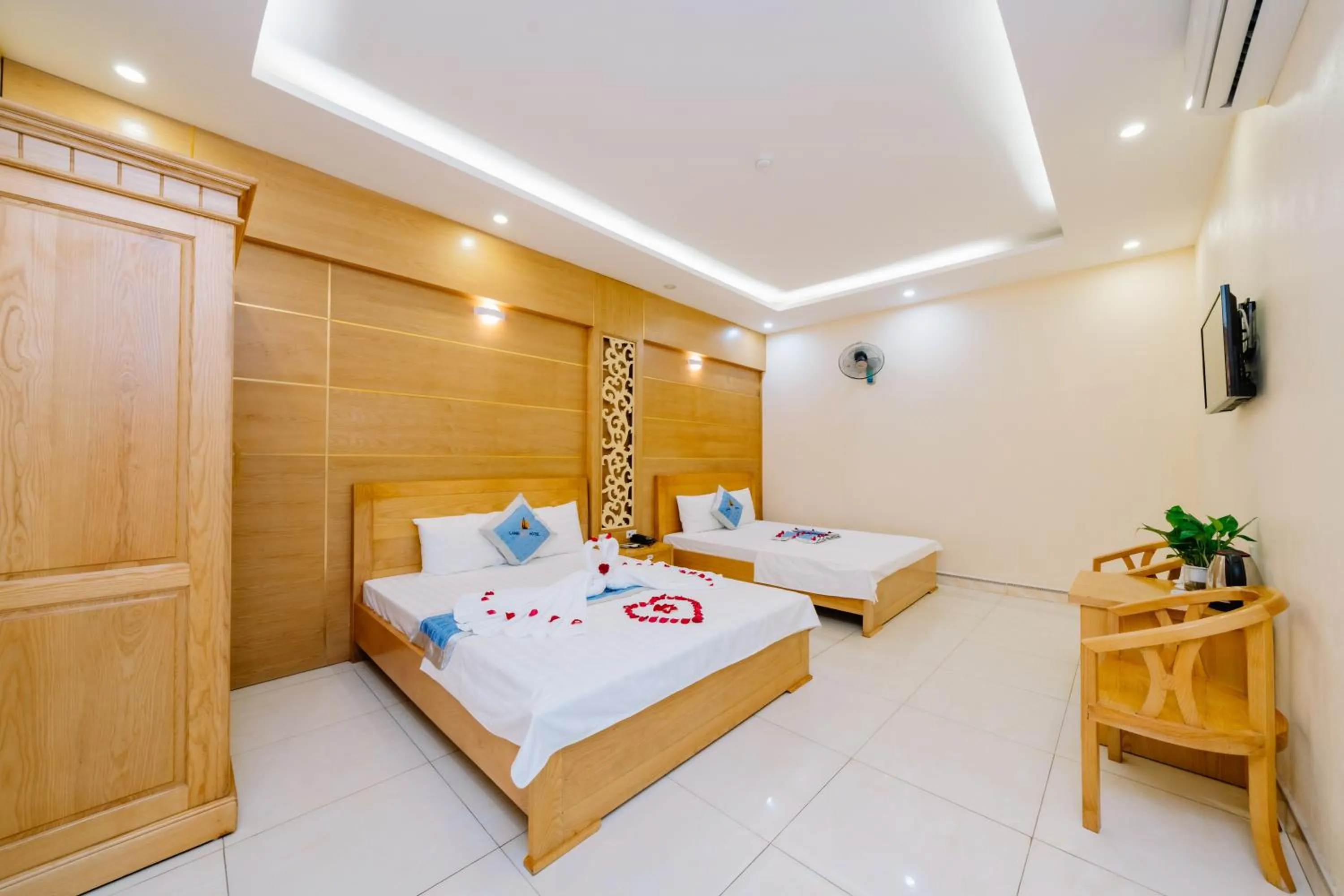 Bed in Lang Chai Hotel Cat Ba