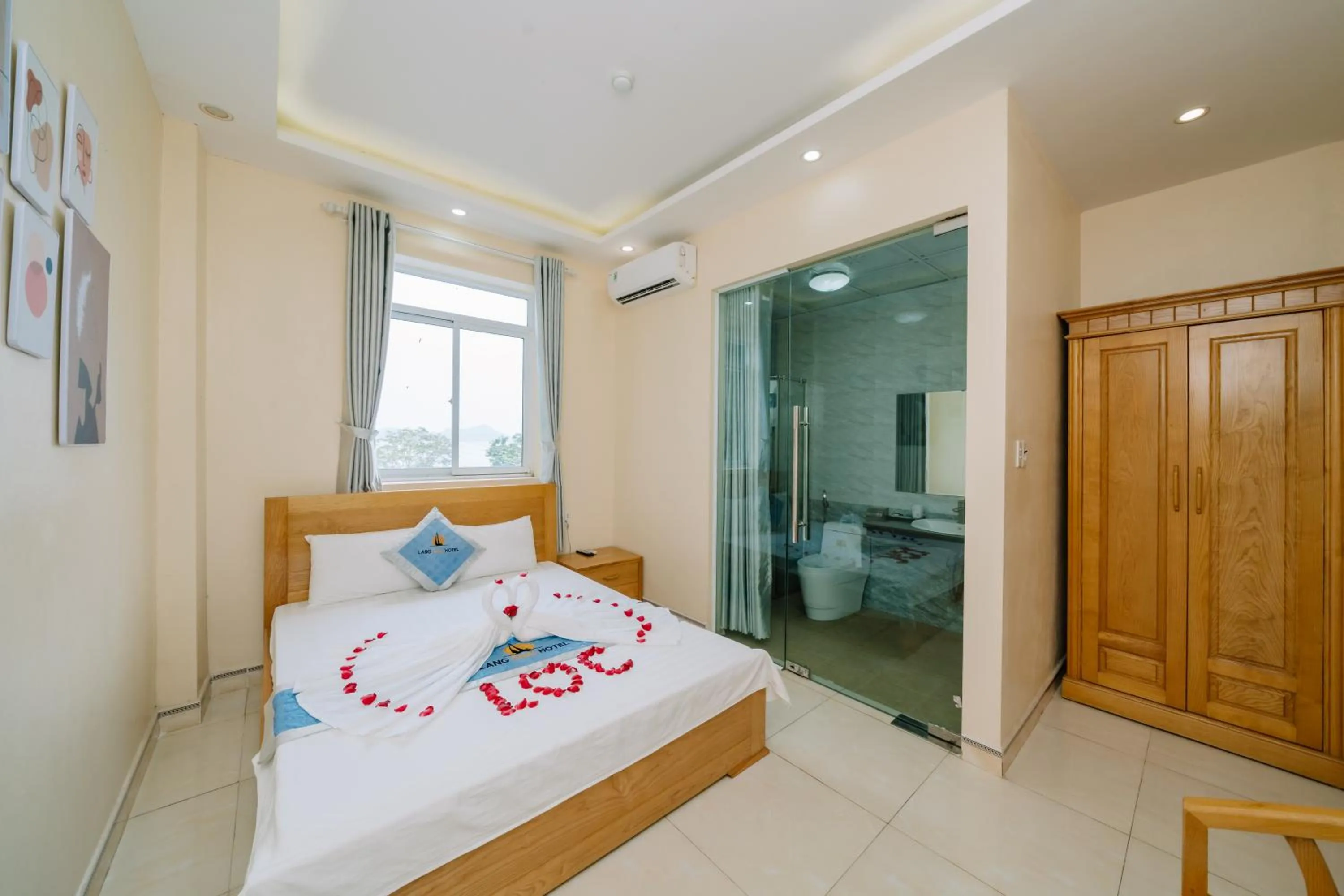 Bed in Lang Chai Hotel Cat Ba