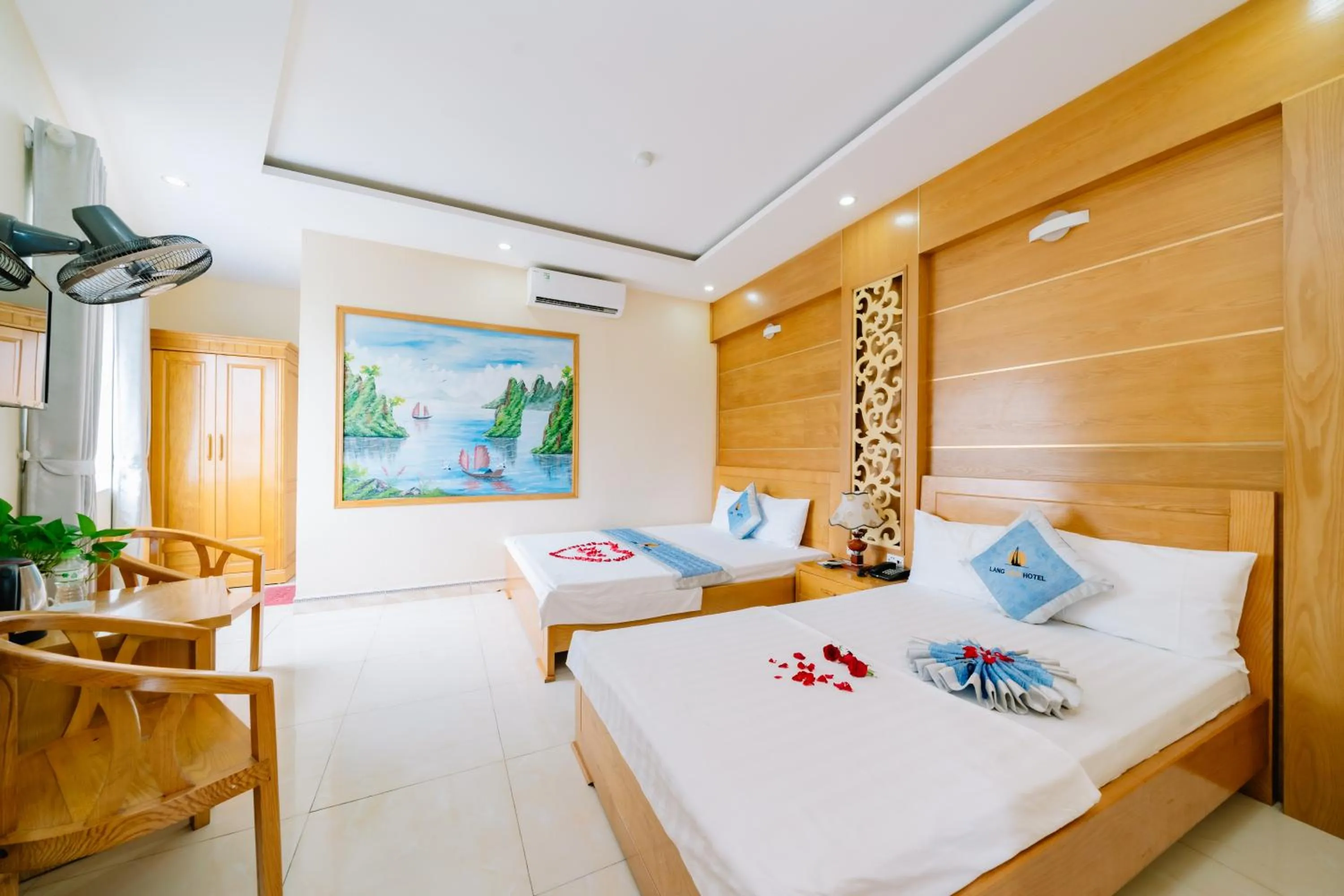 Bed in Lang Chai Hotel Cat Ba