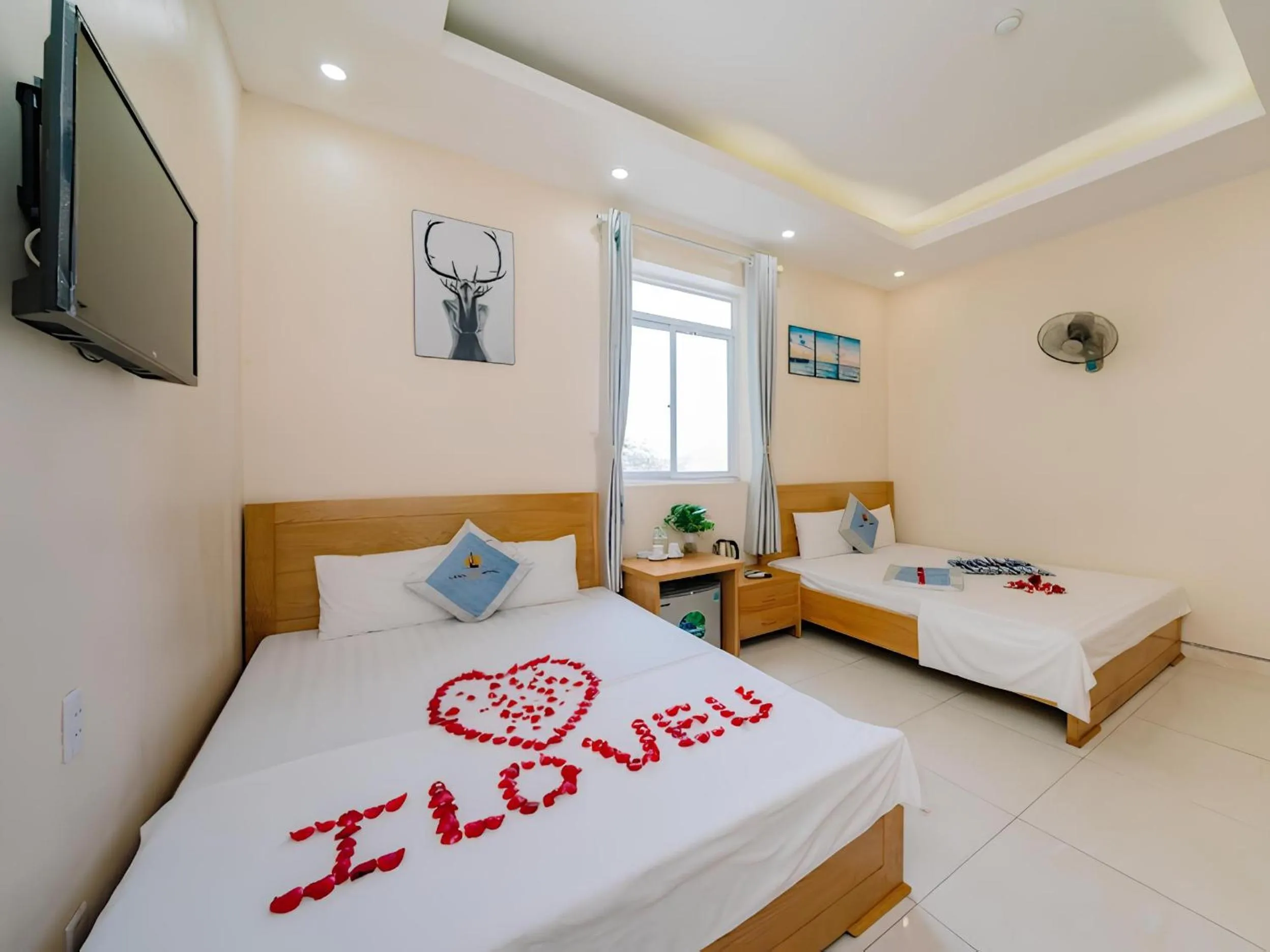 Bed in Lang Chai Hotel Cat Ba