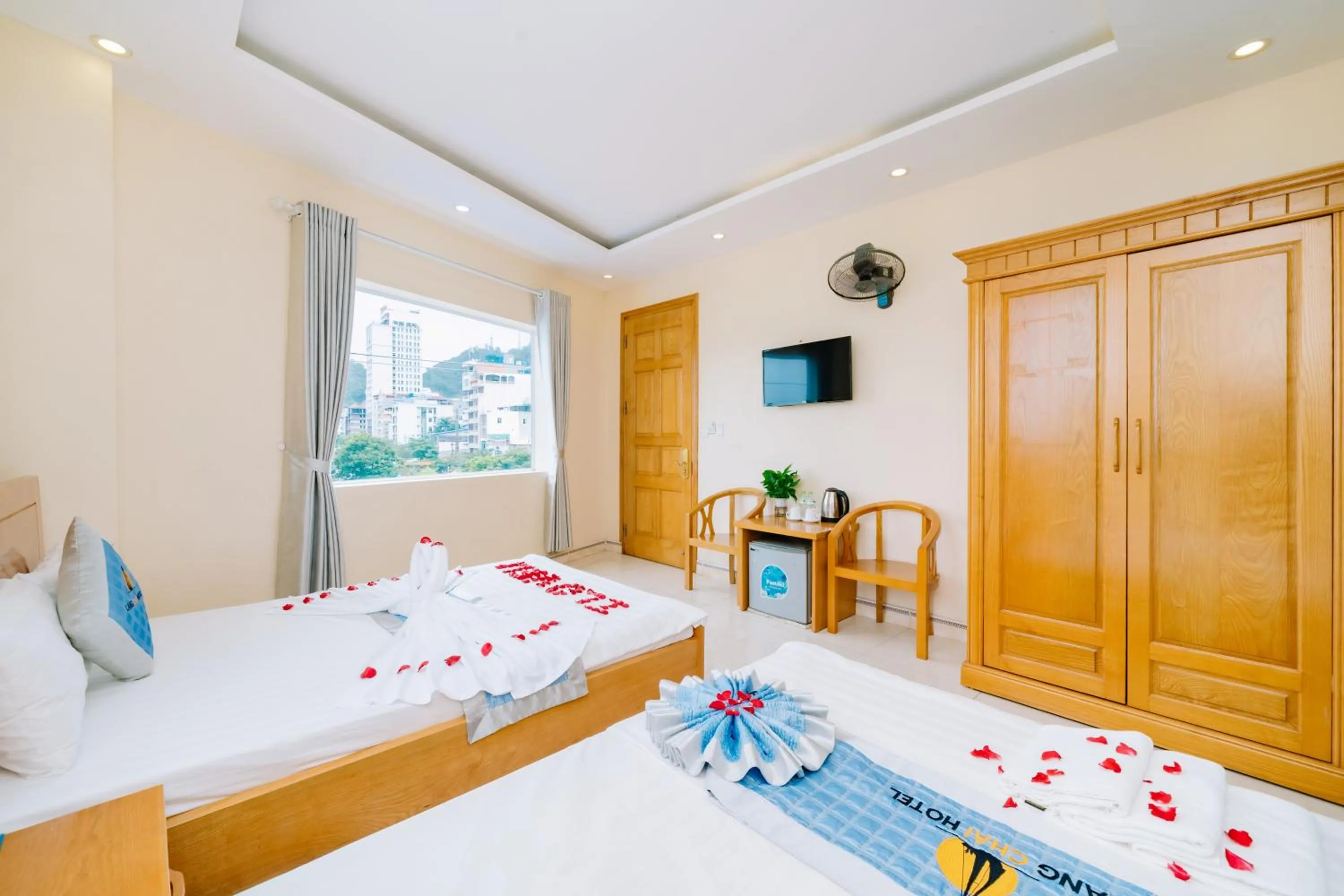 Bed in Lang Chai Hotel Cat Ba