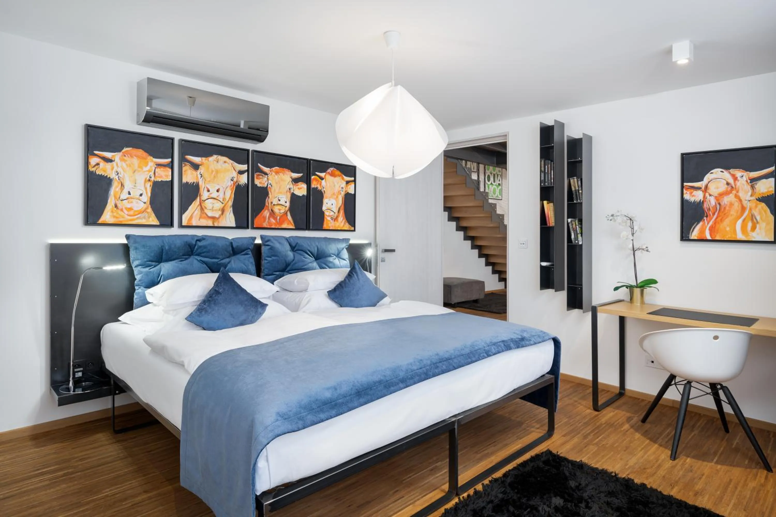 Photo of the whole room, Bed in MOOo Downtown