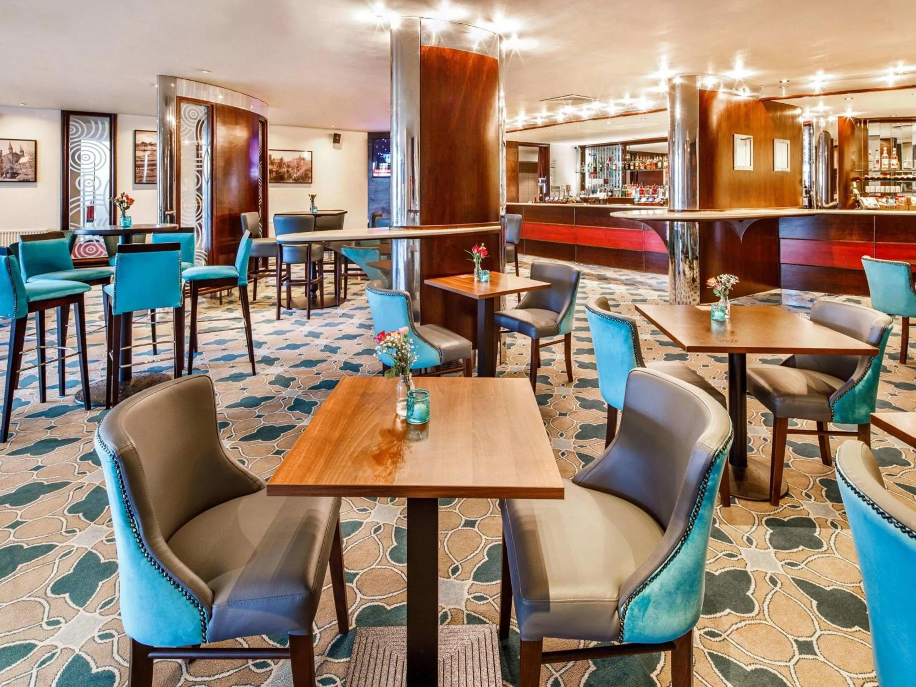 Lounge or bar in Mercure Chester Abbots Well Hotel