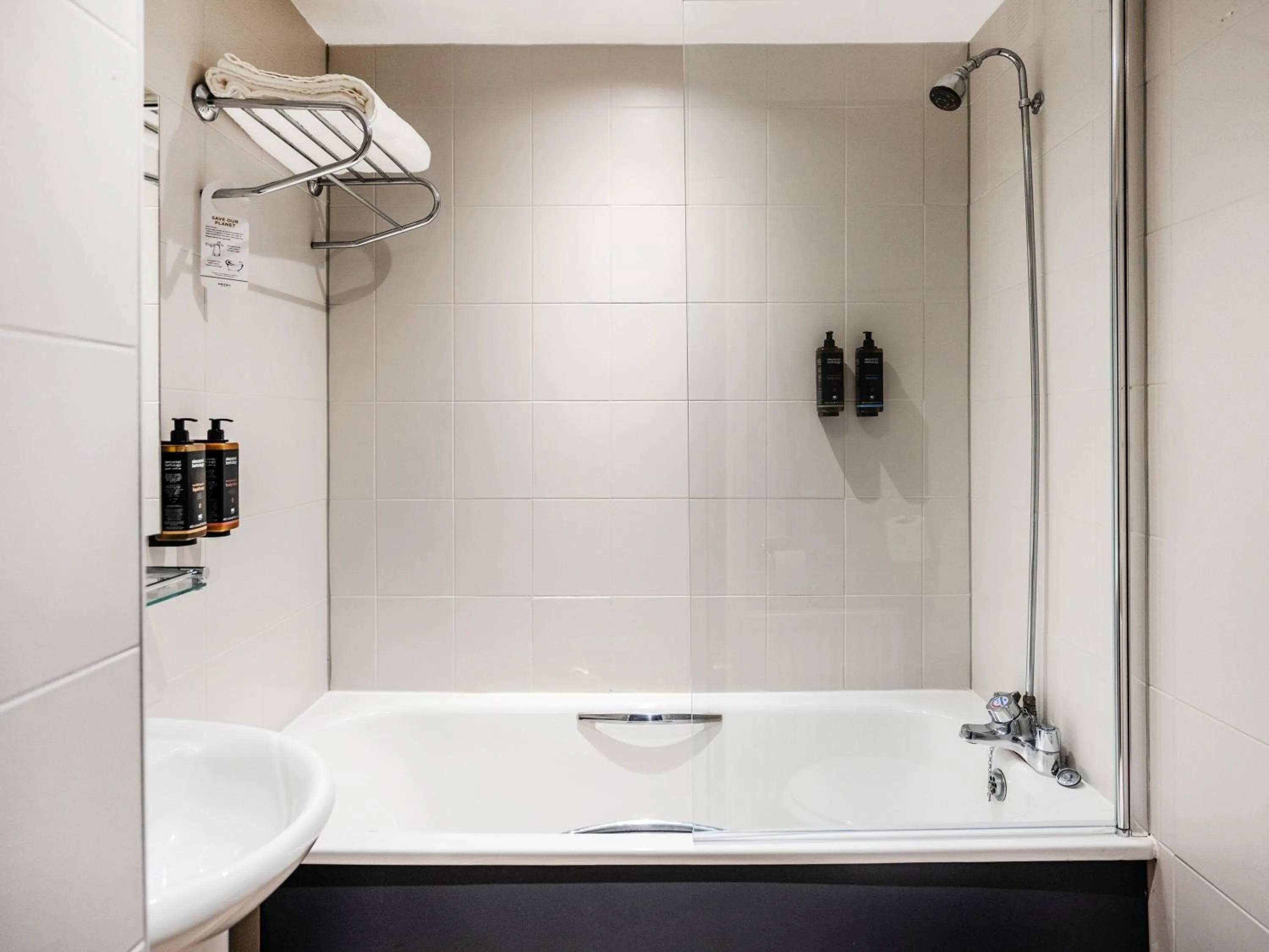 Bedroom in Mercure Chester Abbots Well Hotel