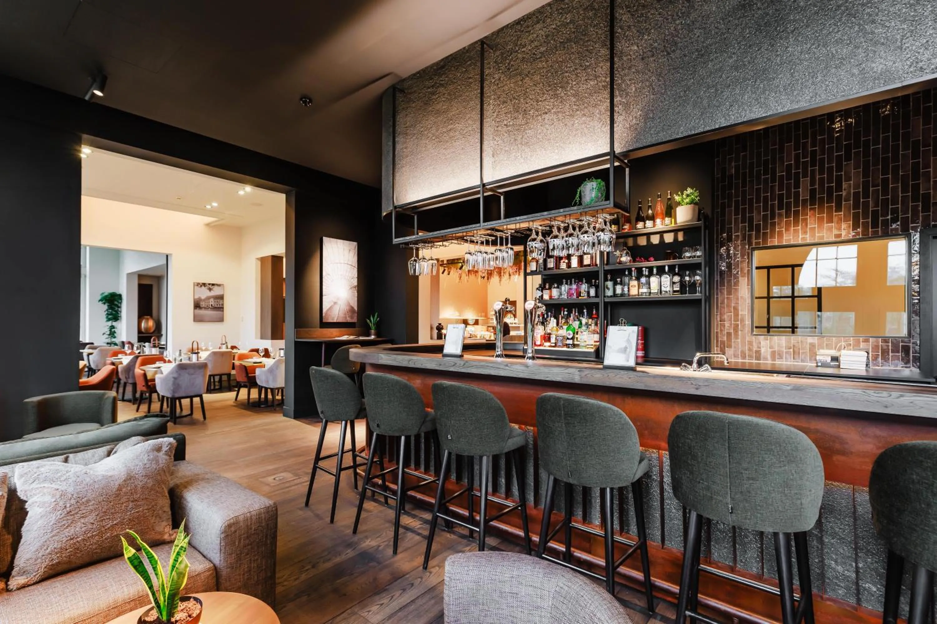 Restaurant/places to eat in Terhills Hotel