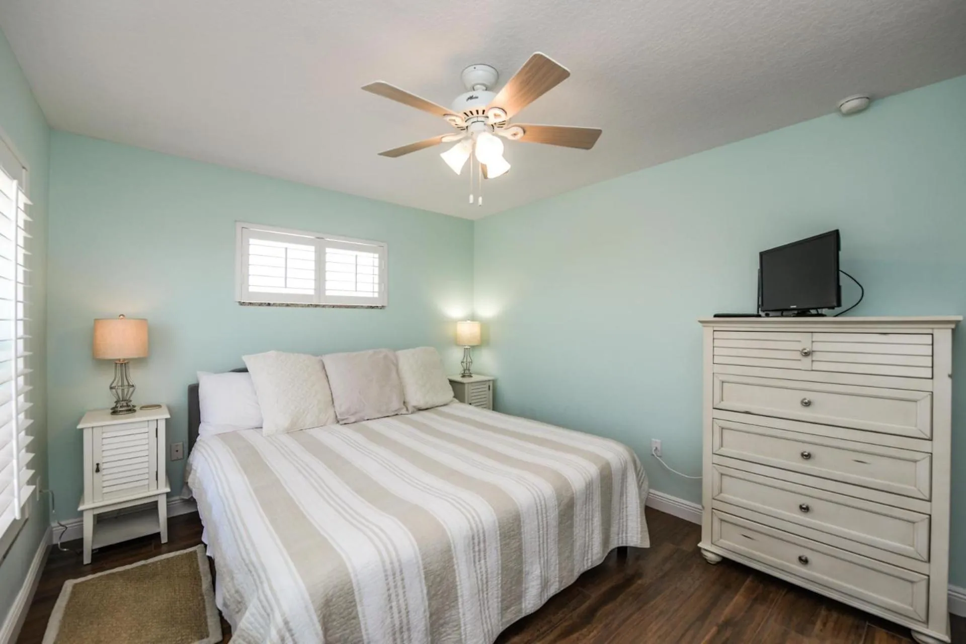 Bed in Blue Pineapple