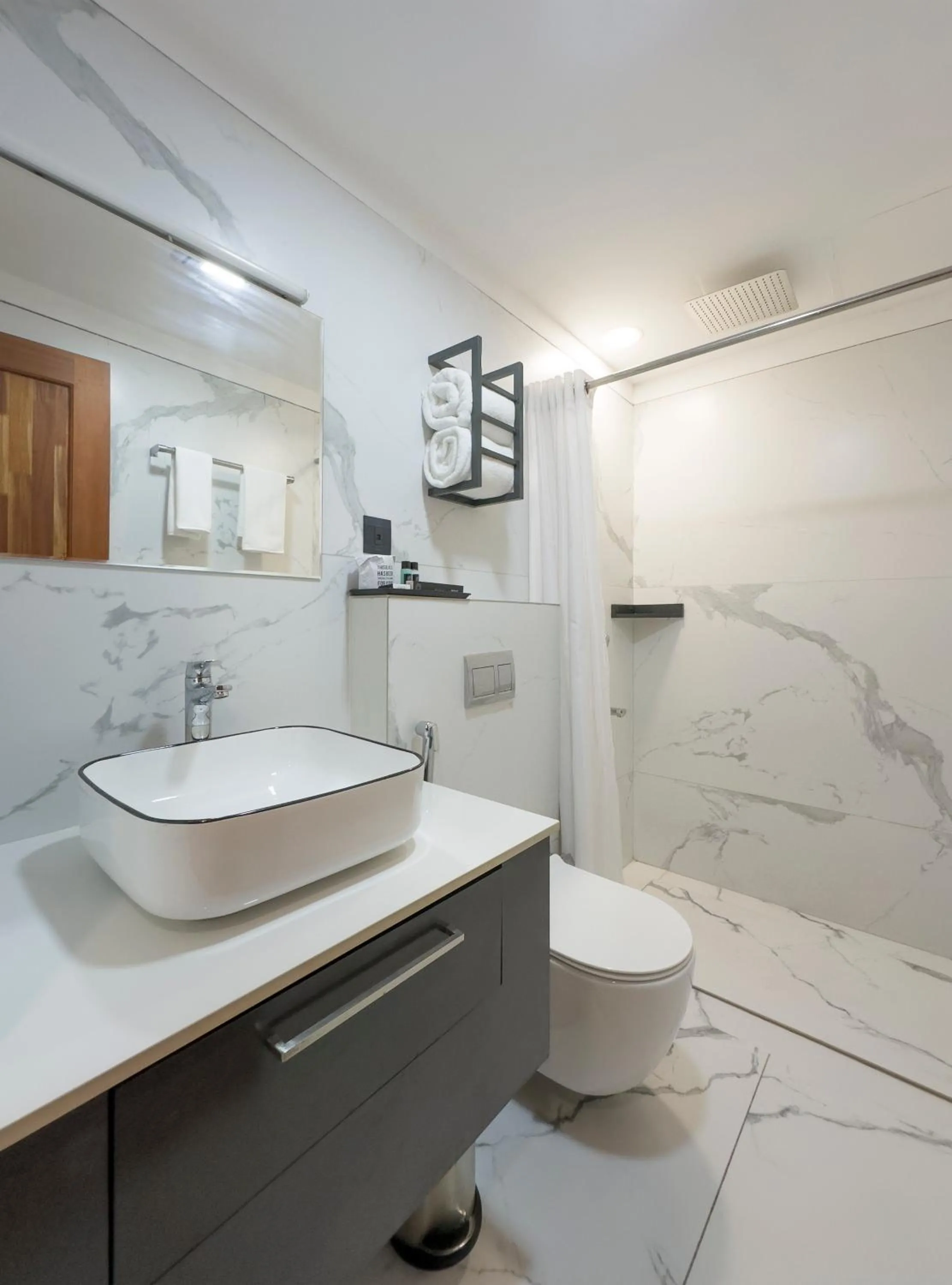 Toilet in The Habitat Suites-Walkable distance to Guruvayoor temple