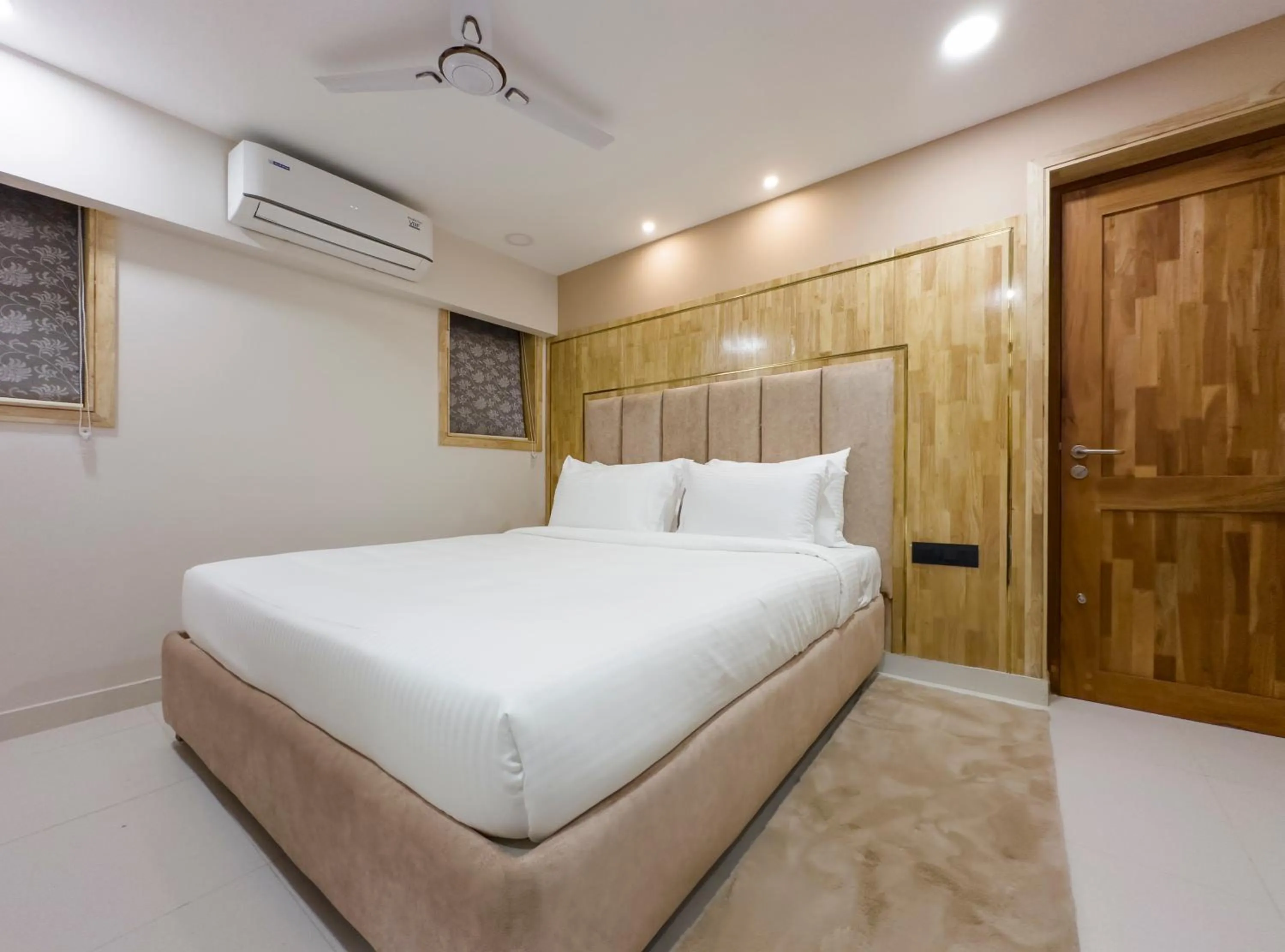 Photo of the whole room, Bed in The Habitat Suites-Walkable distance to Guruvayoor temple