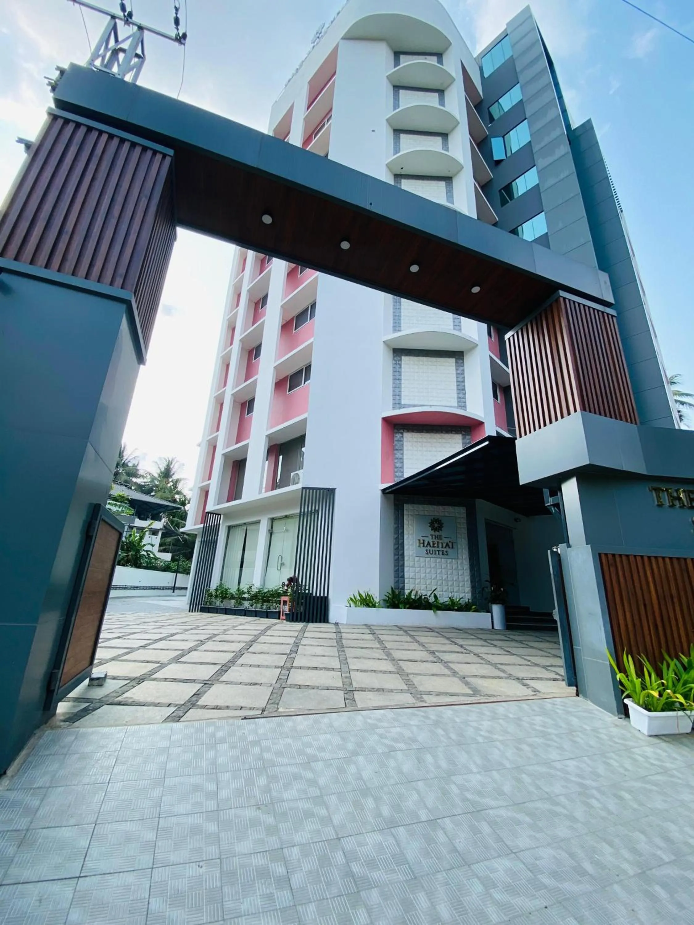 Facade/entrance in The Habitat Suites-Walkable distance to Guruvayoor temple