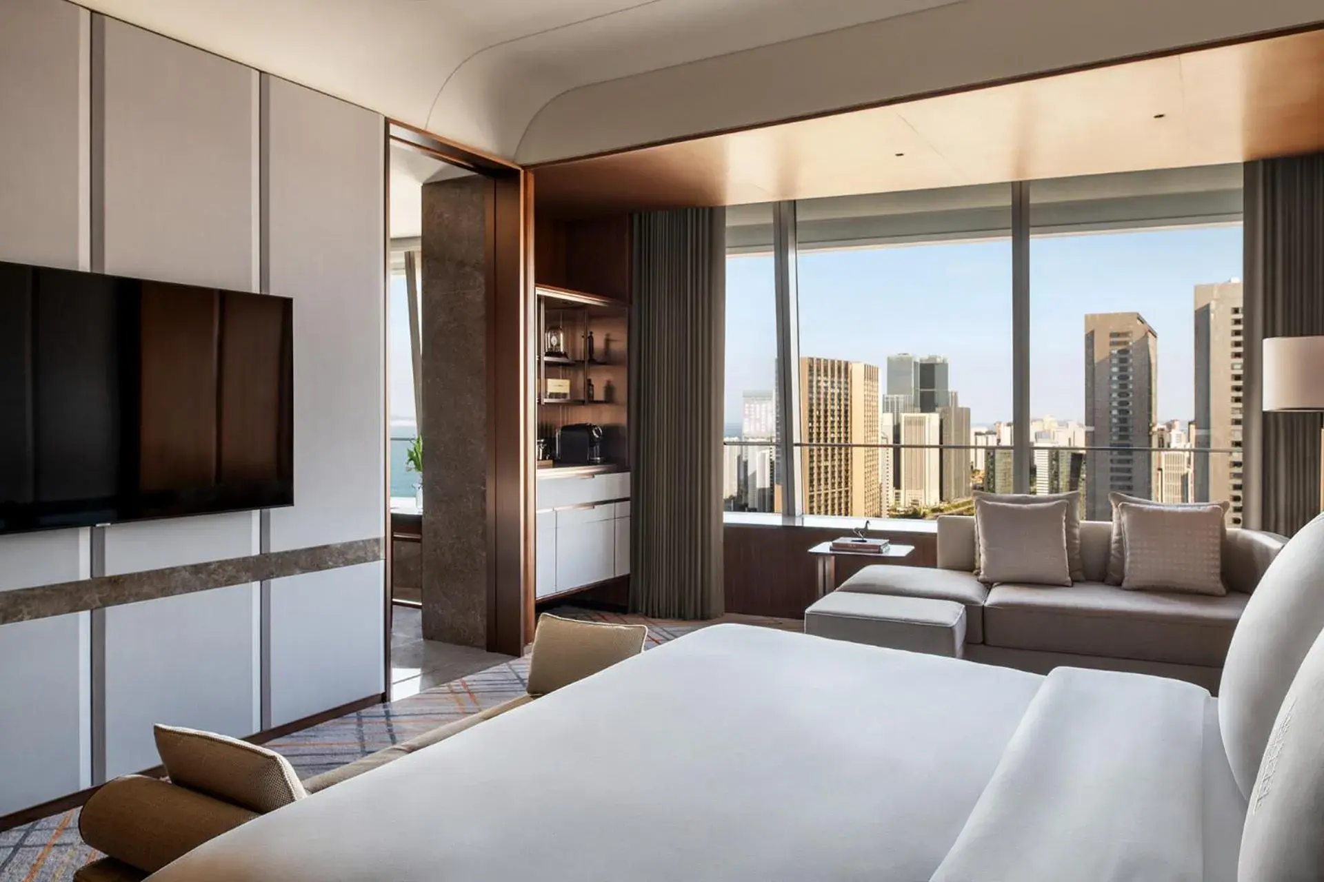 Deluxe City View Room King in Four Seasons Hotel Dalian Deluxe City View Room King in Four Seasons Hotel Dalian