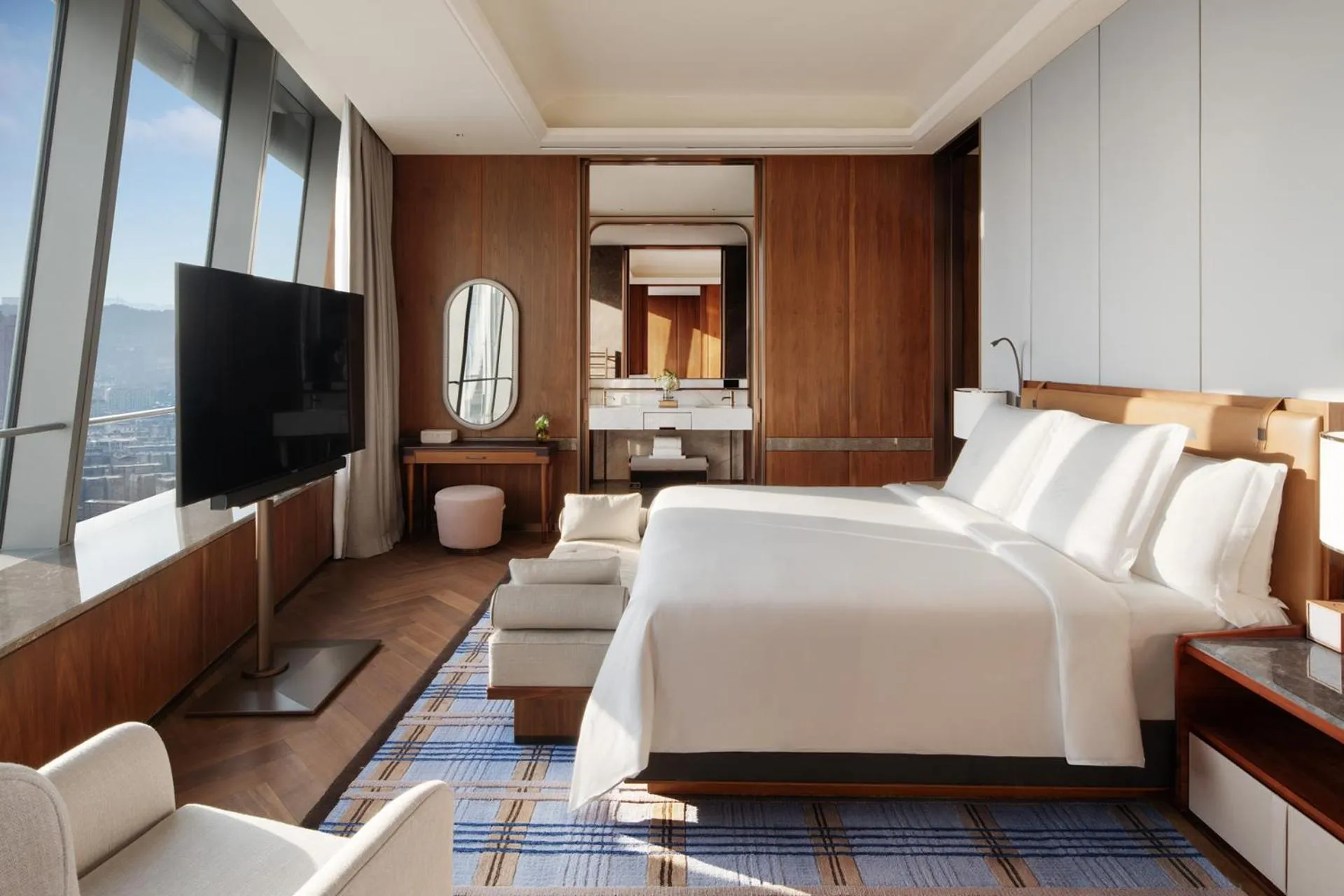 Bedroom, Bed in Four Seasons Hotel Dalian