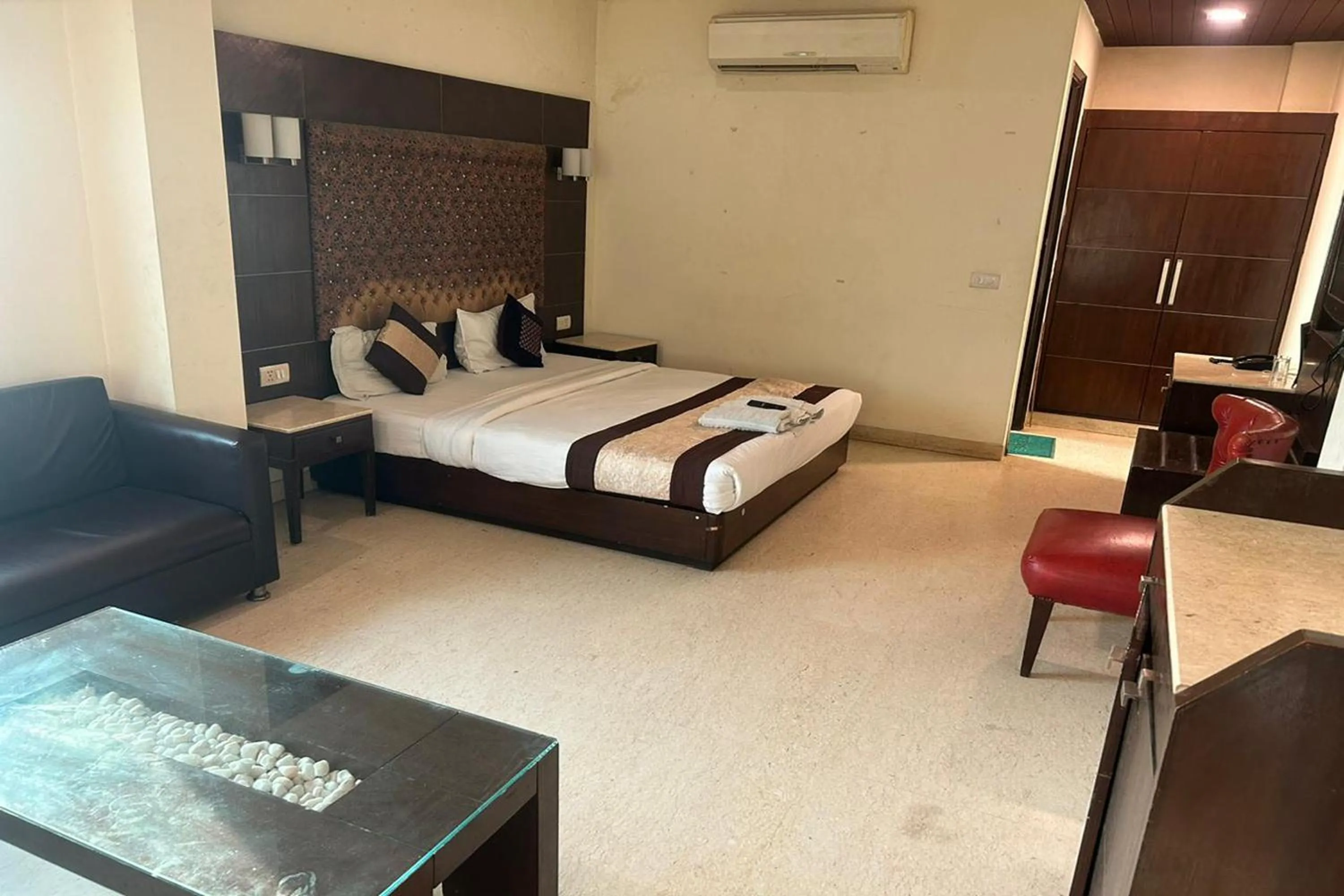 Bed in The Metropolis Guest House Near RK Ashram Metro Station