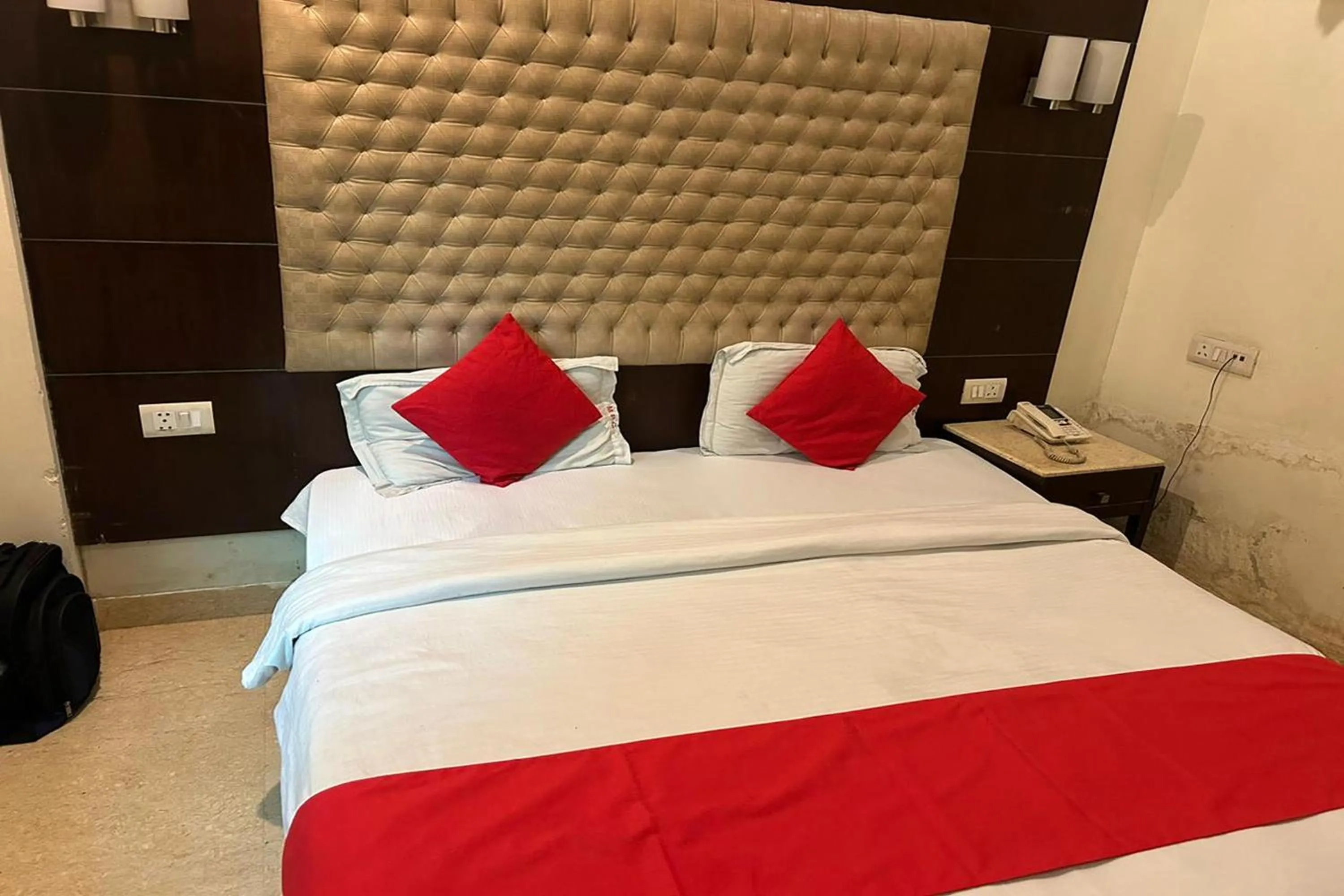 Bed in The Metropolis Guest House Near RK Ashram Metro Station