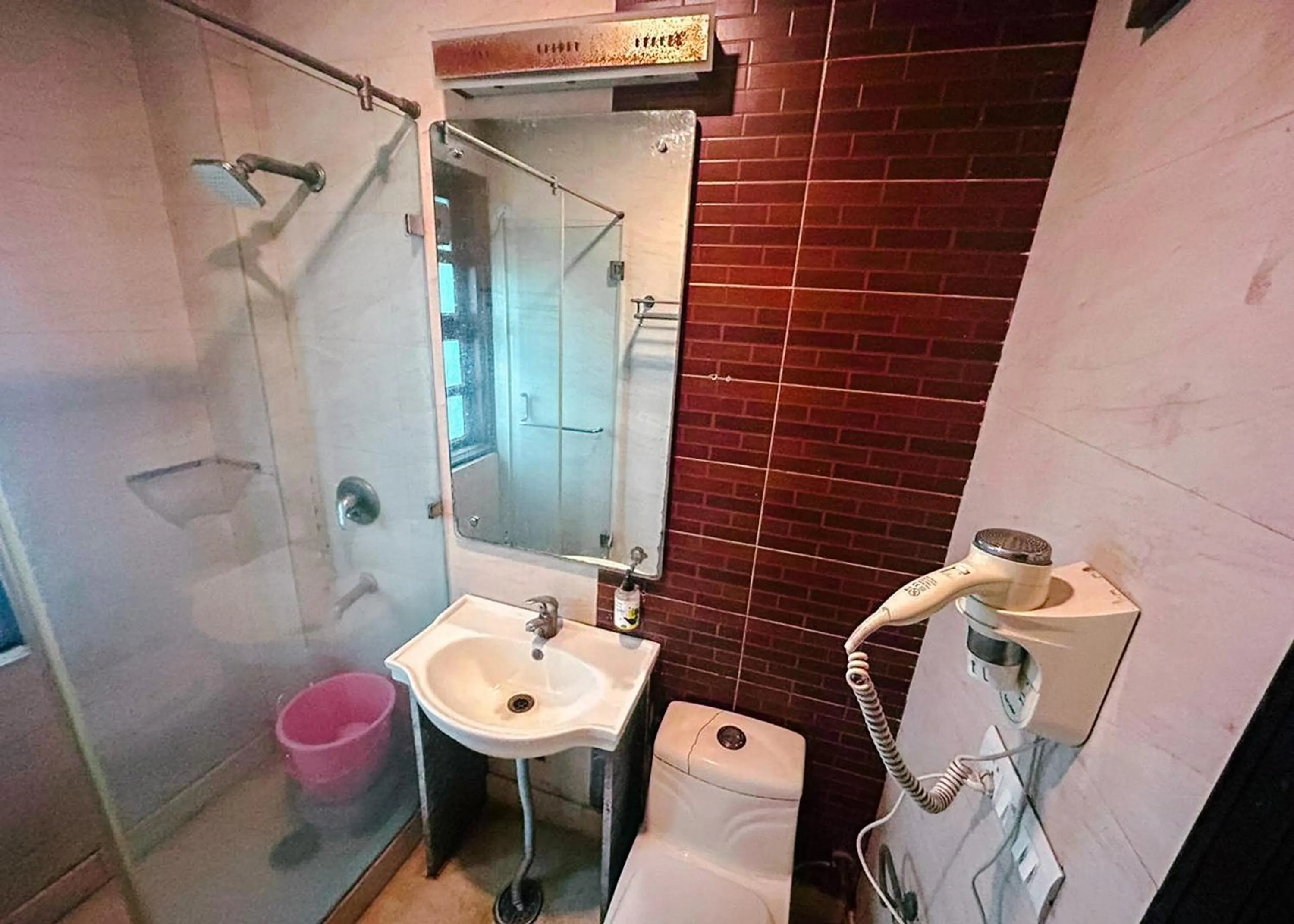 Bathroom in The Metropolis Guest House Near RK Ashram Metro Station