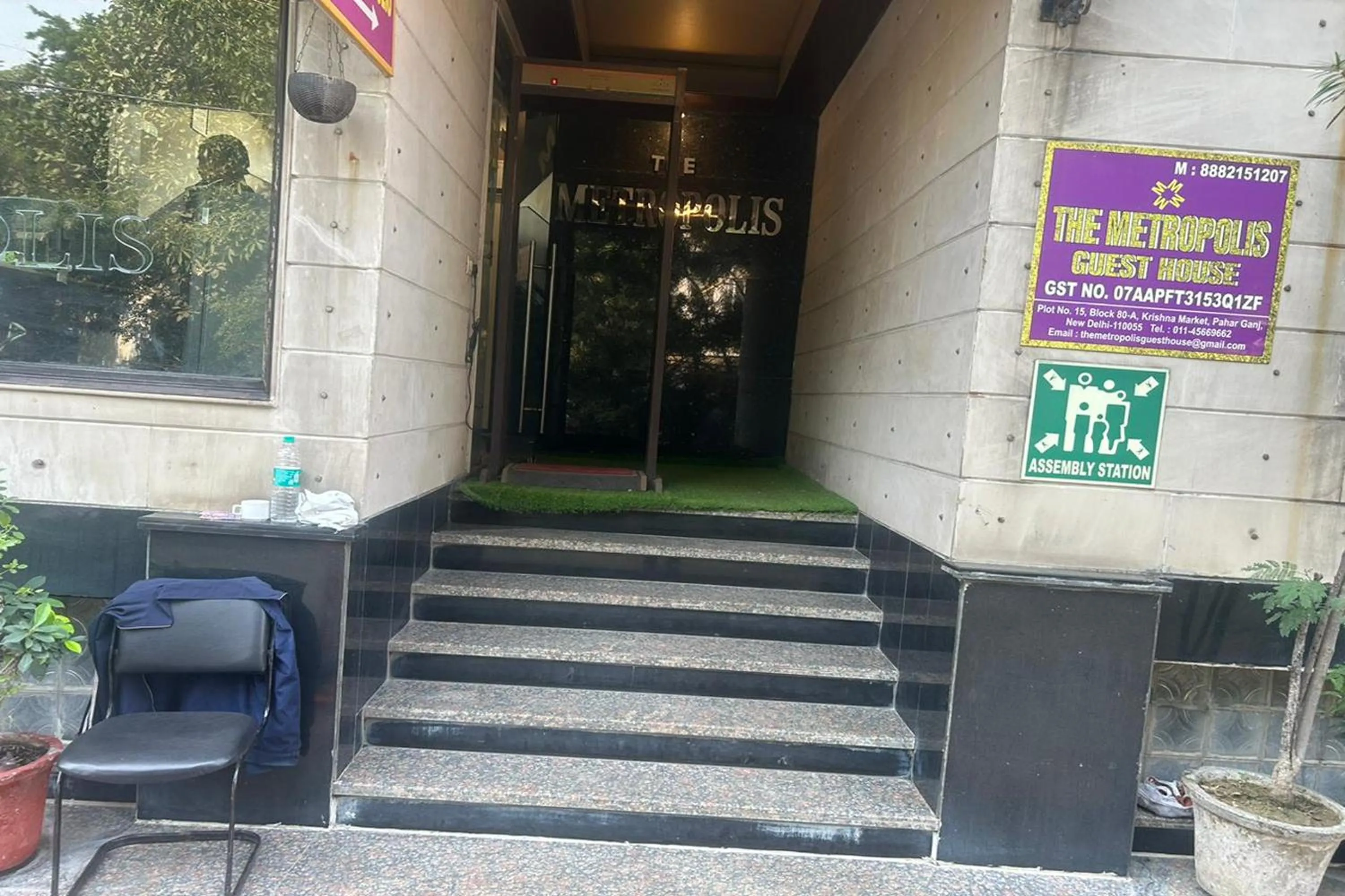 Facade/entrance in The Metropolis Guest House Near RK Ashram Metro Station