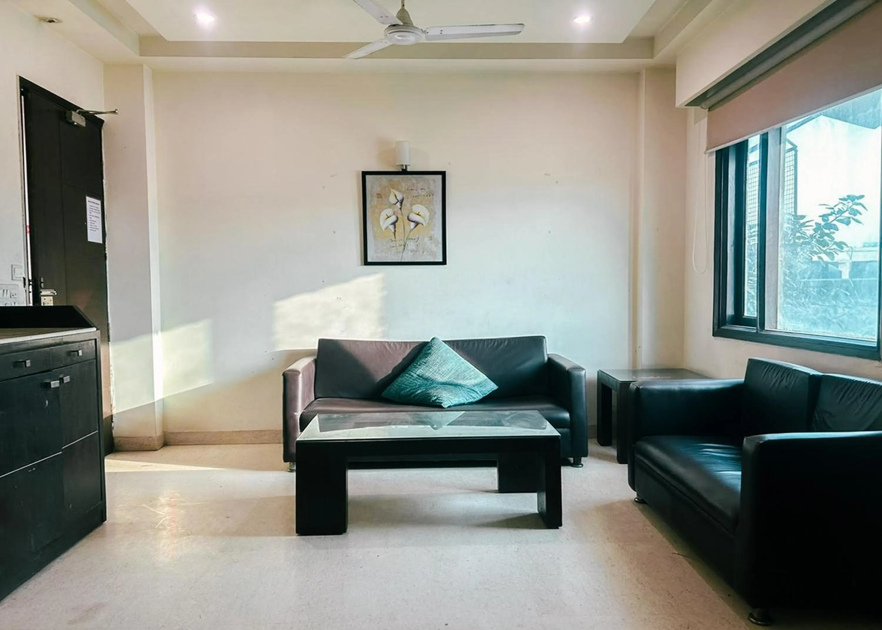 Seating area in The Metropolis Guest House Near RK Ashram Metro Station