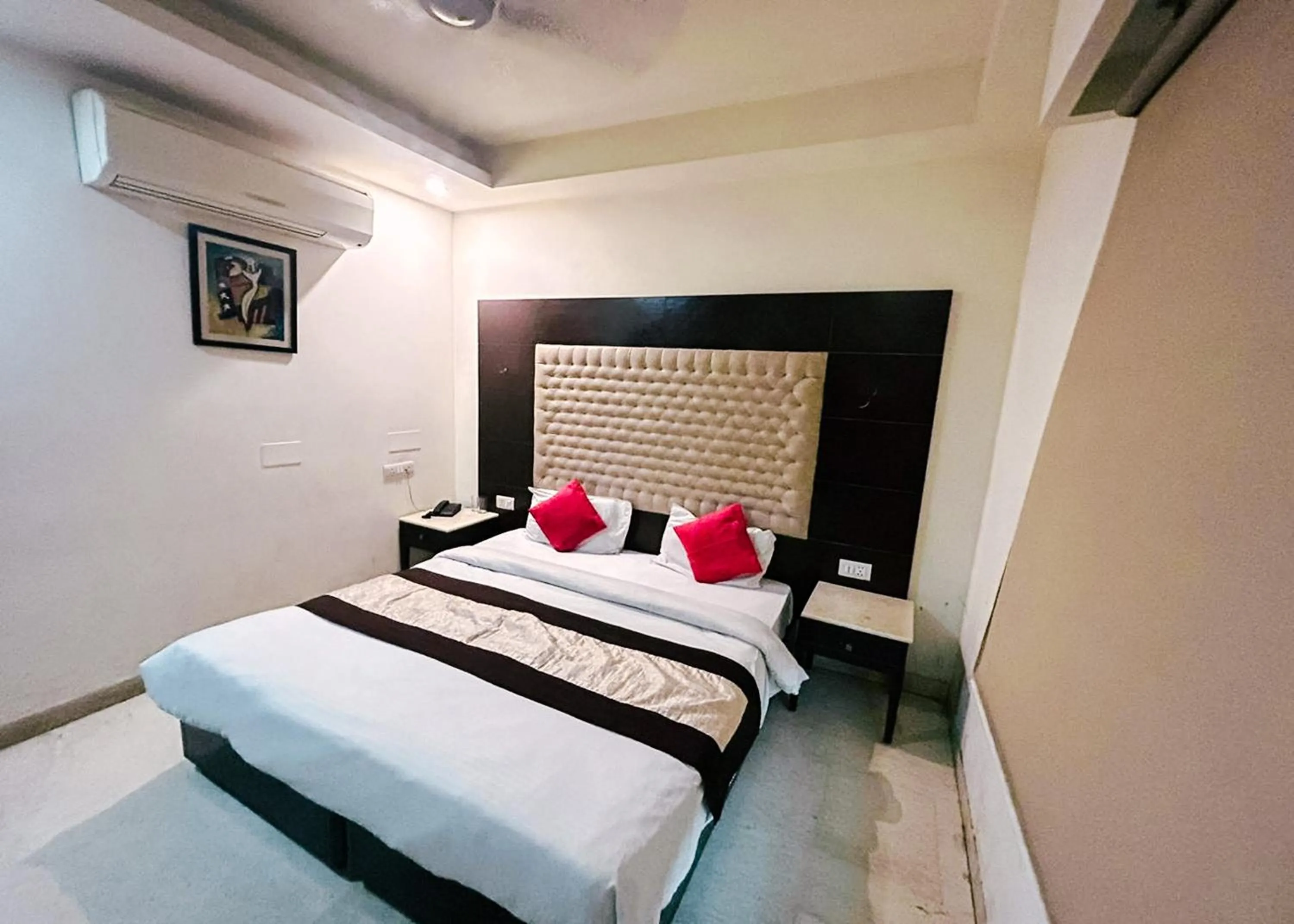 Bedroom, Bed in The Metropolis Guest House Near RK Ashram Metro Station