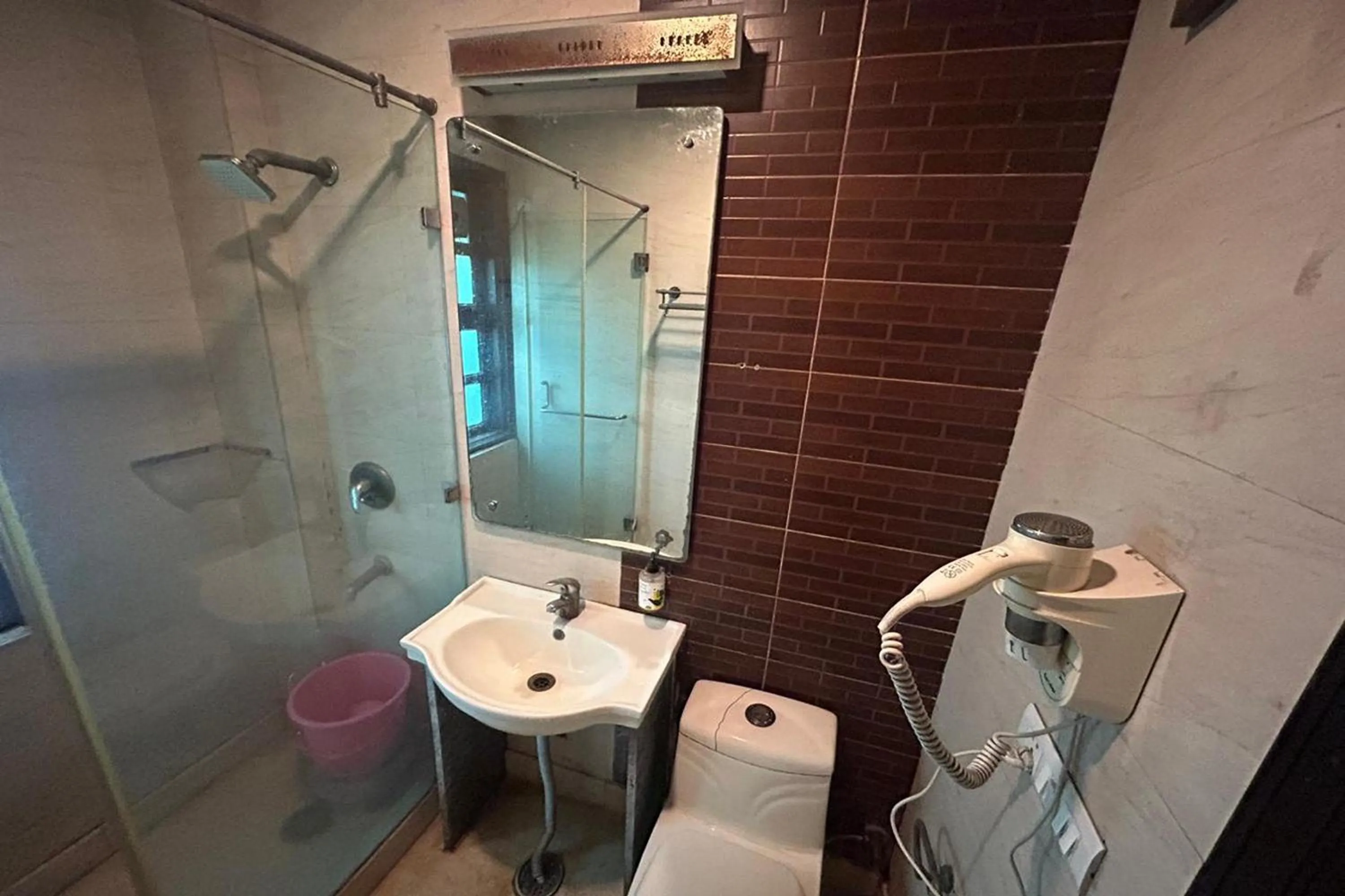 Shower in The Metropolis Guest House Near RK Ashram Metro Station