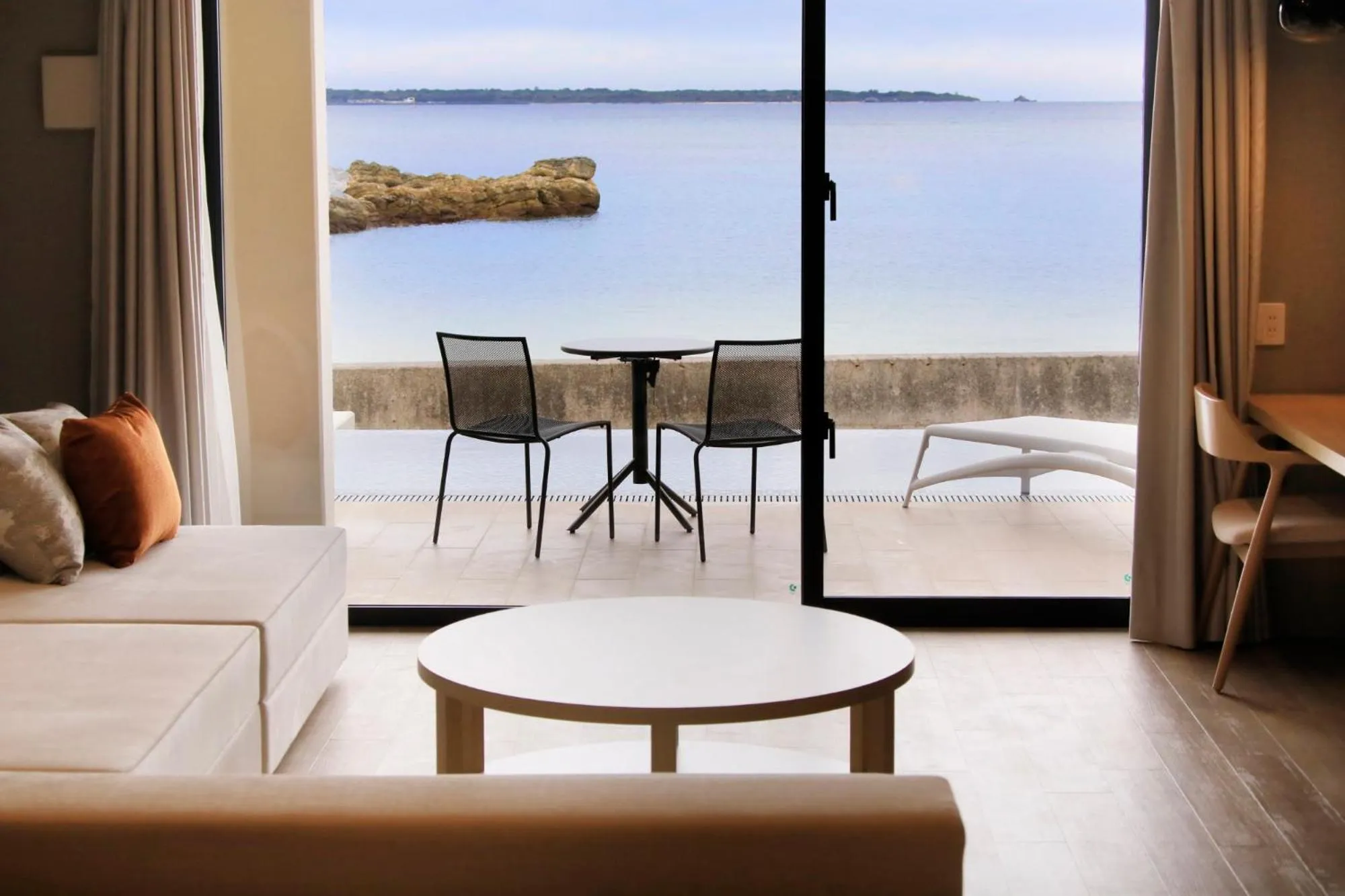 Living room, Bed in VIVOVIVA石垣島