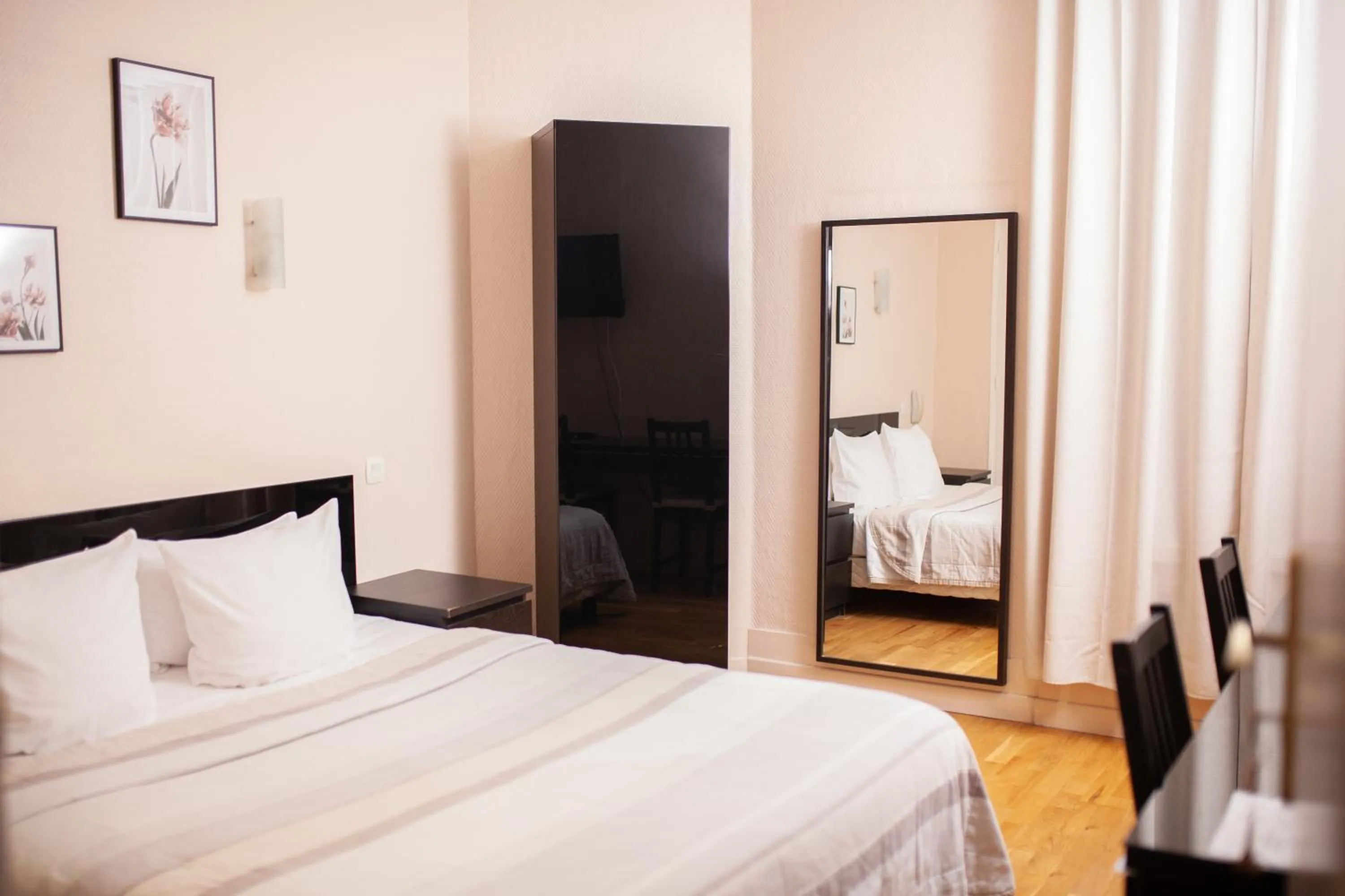 Day, Bed in Hôtel du Parc