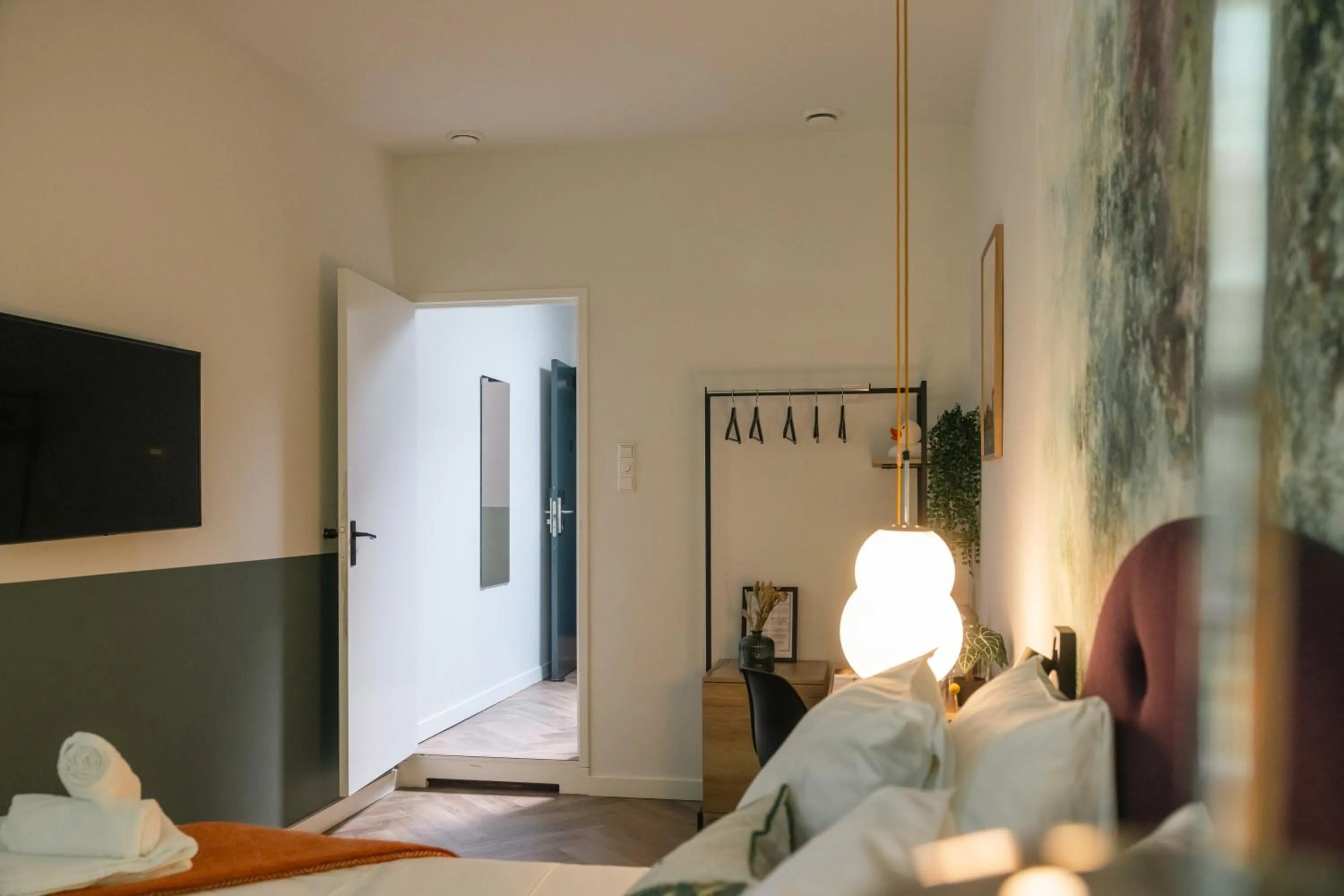 wardrobe, Bed in Badhuis Hotel