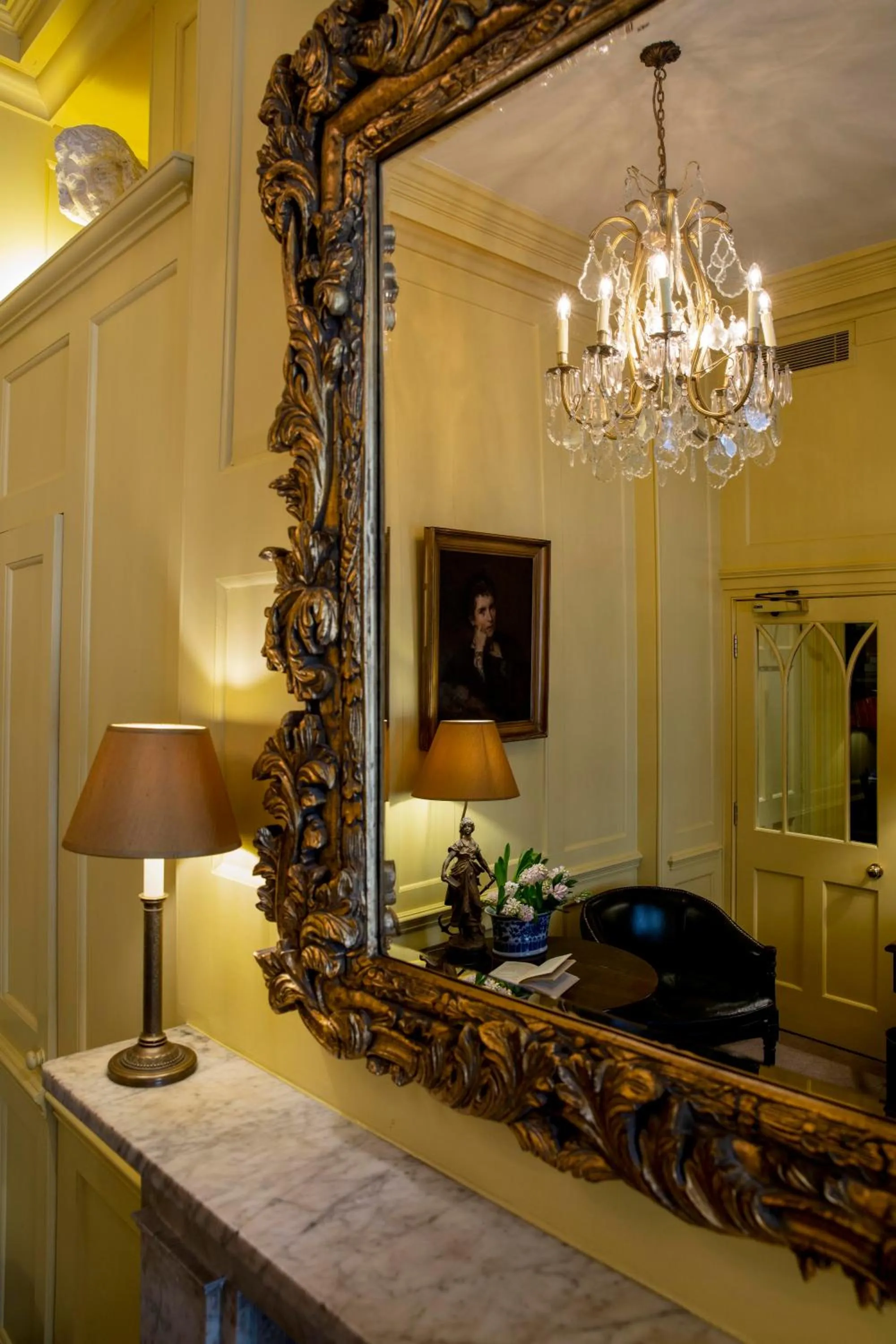 Decorative detail in Hazlitt's