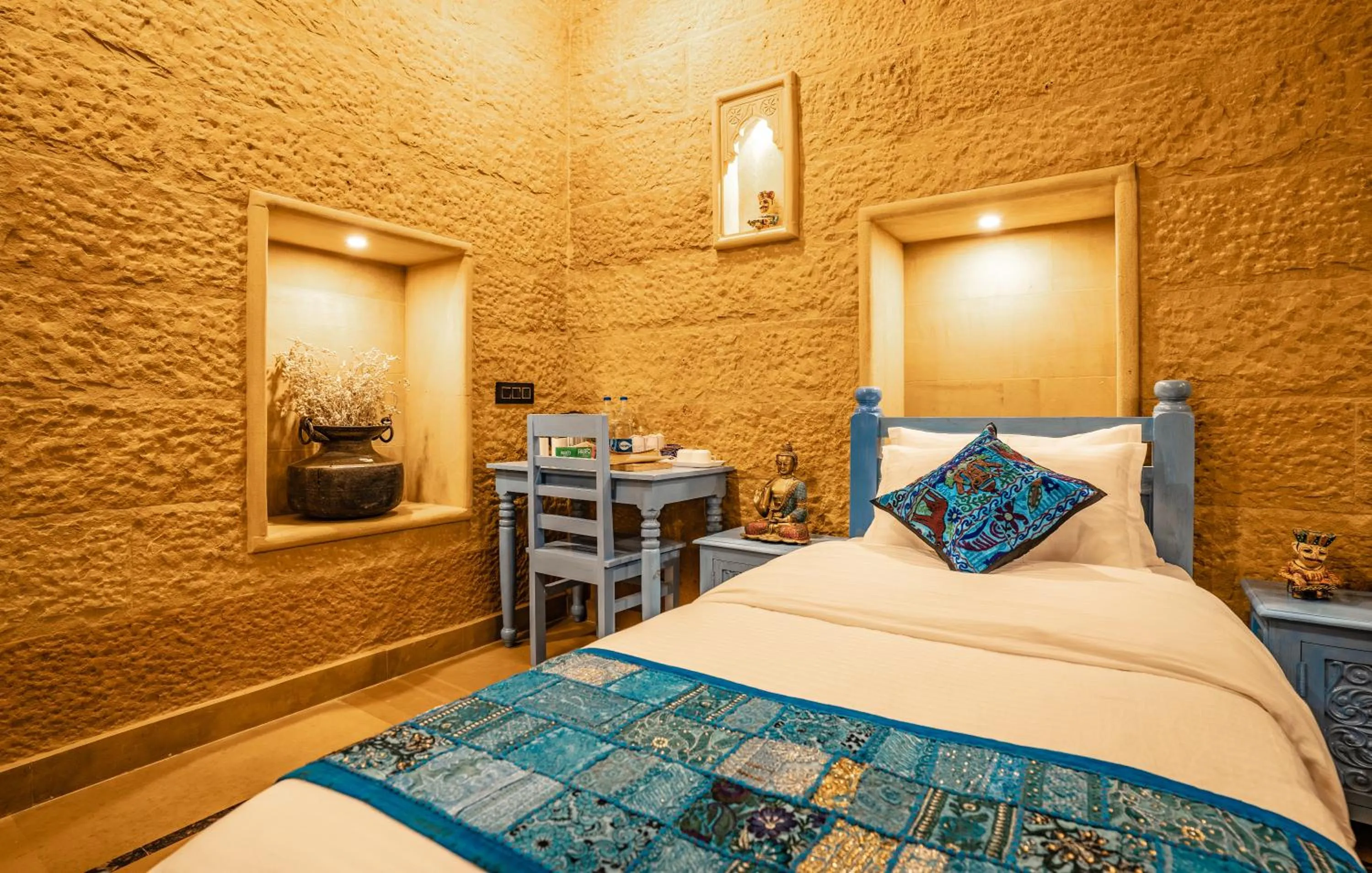 Bed in Tripli Hotels Prithvi Haveli