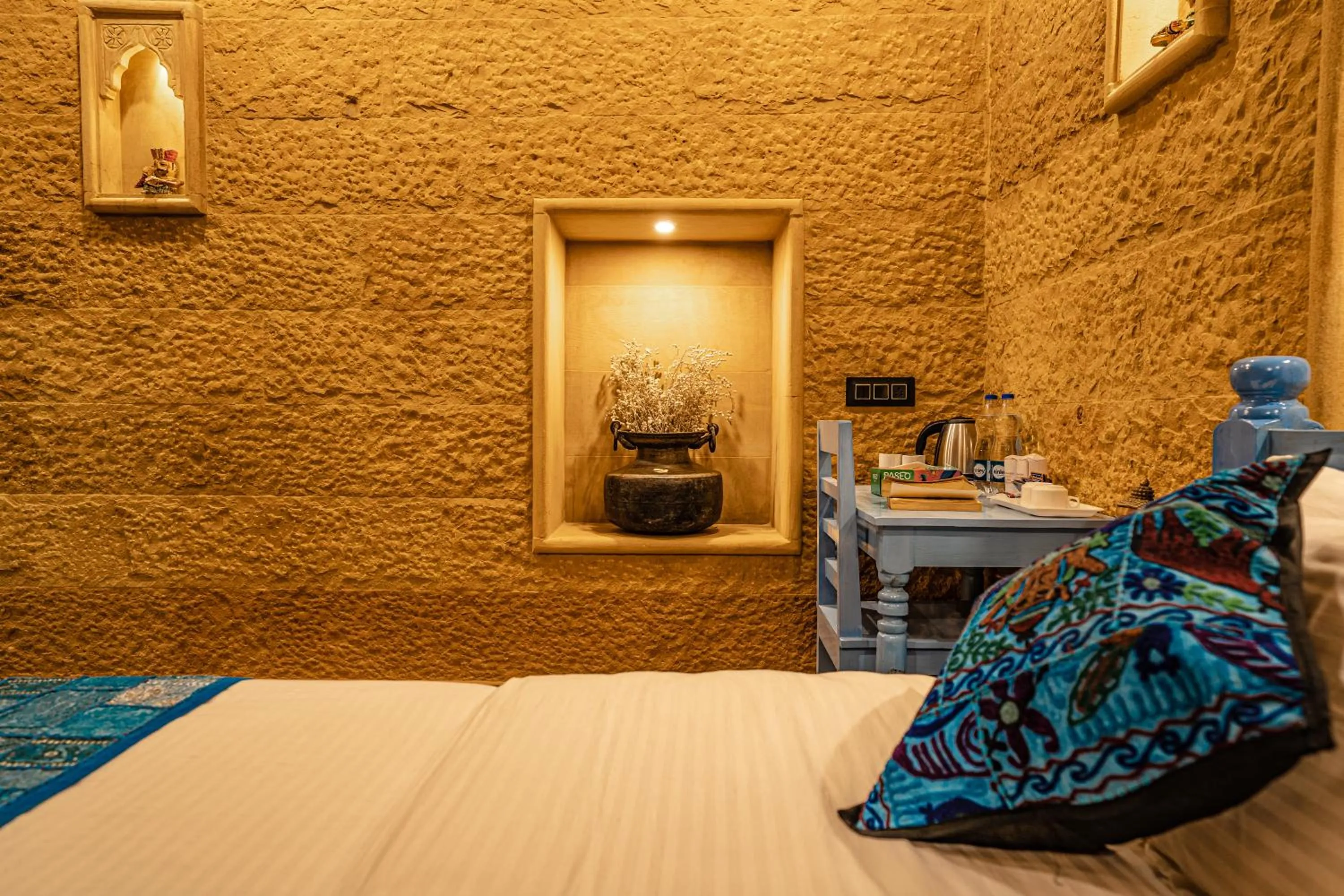 Bed in Tripli Hotels Prithvi Haveli
