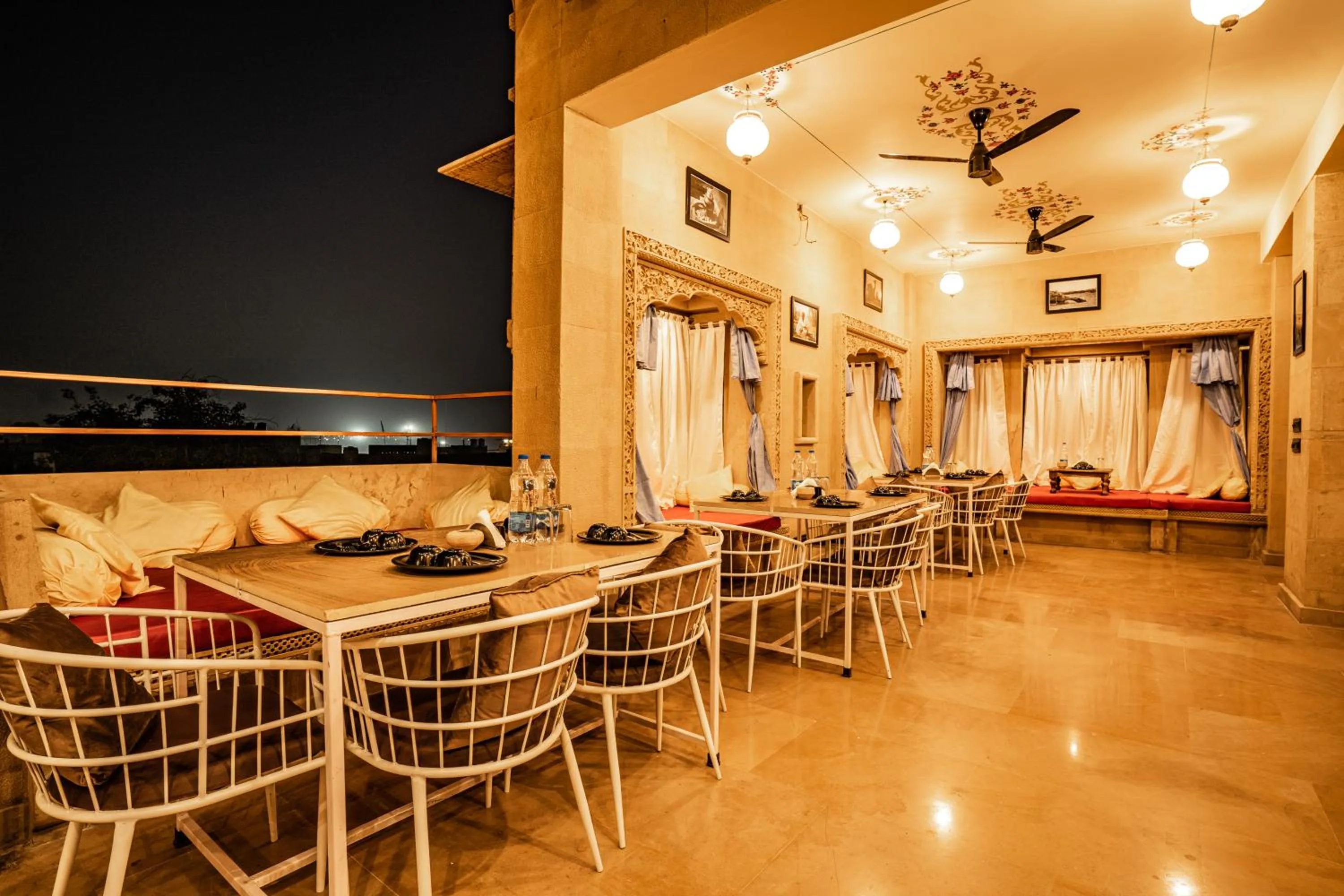 Restaurant/places to eat in Tripli Hotels Prithvi Haveli