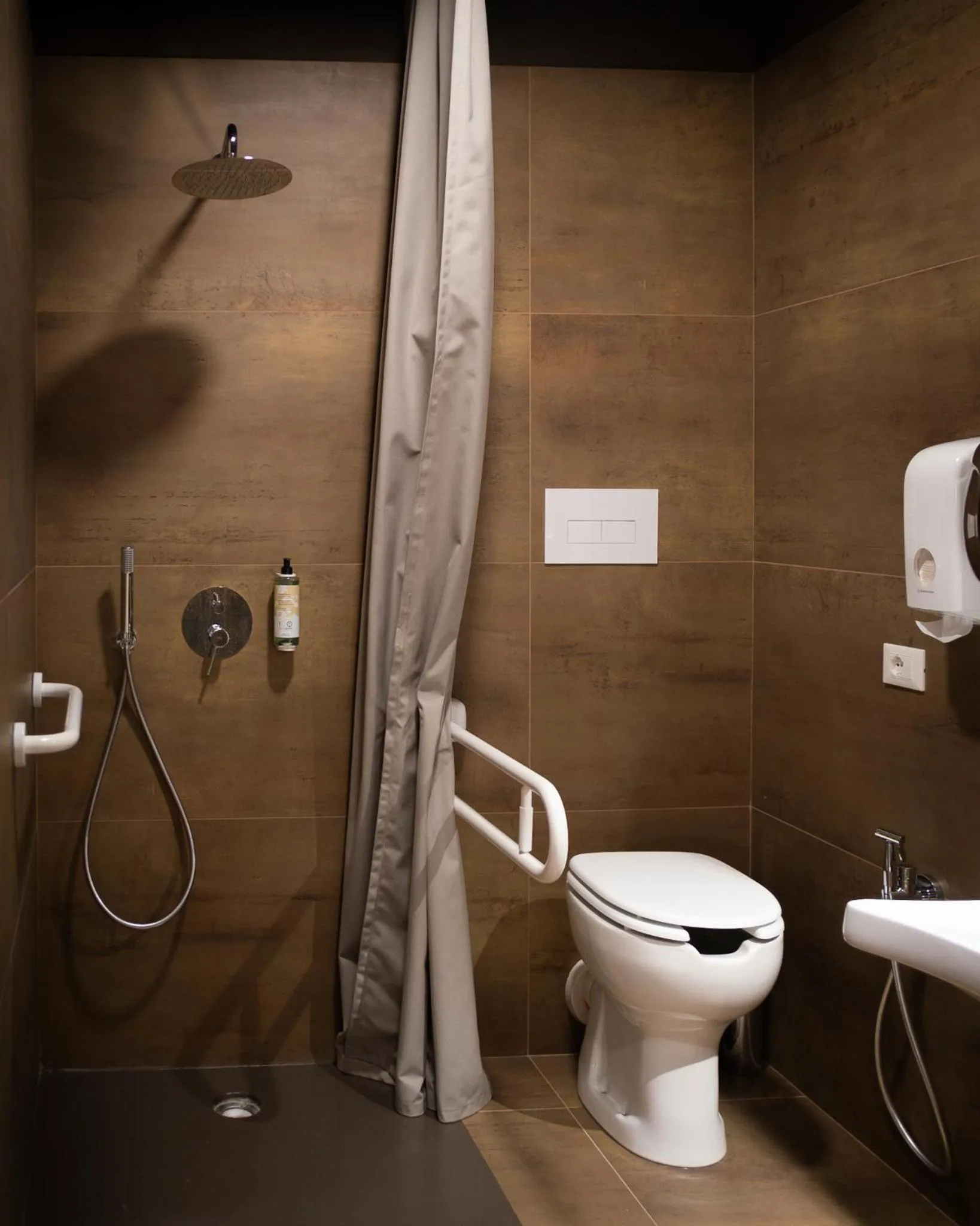 Shower in Hostelò - Luxury Hostel