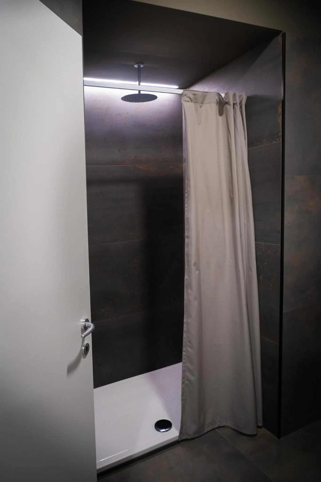 Shower in Hostelò - Luxury Hostel