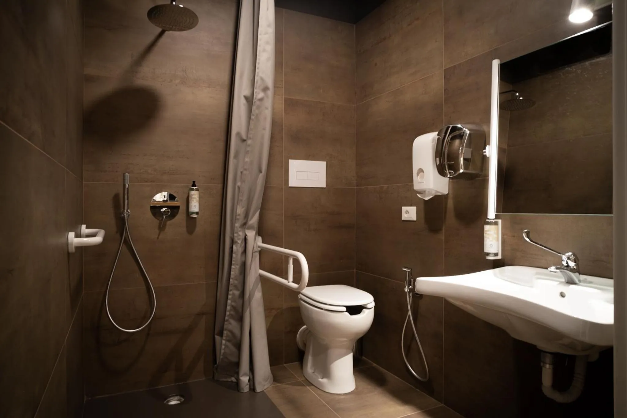 Shower in Hostelò - Luxury Hostel
