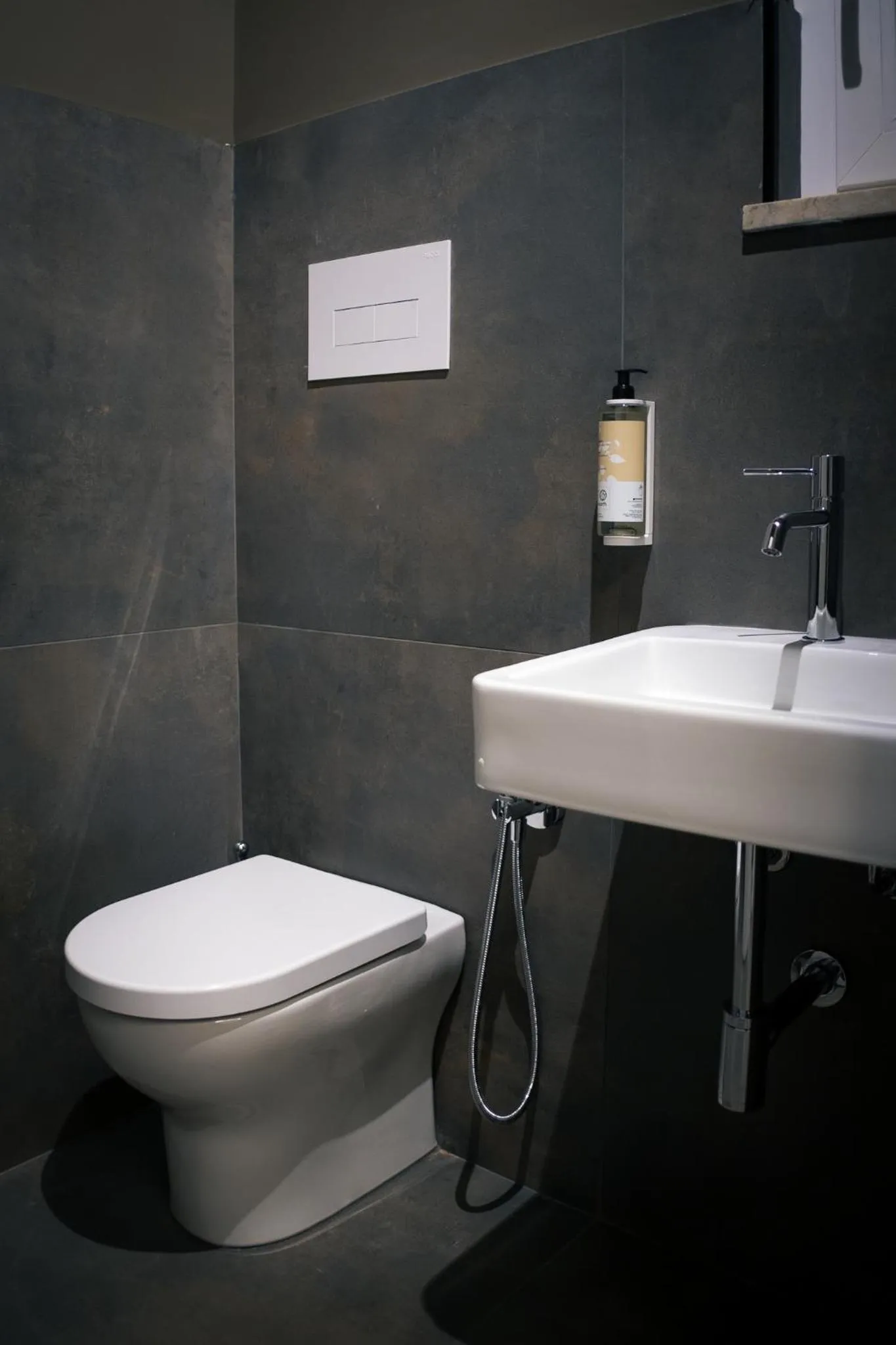 Toilet in Hostelò - Luxury Hostel