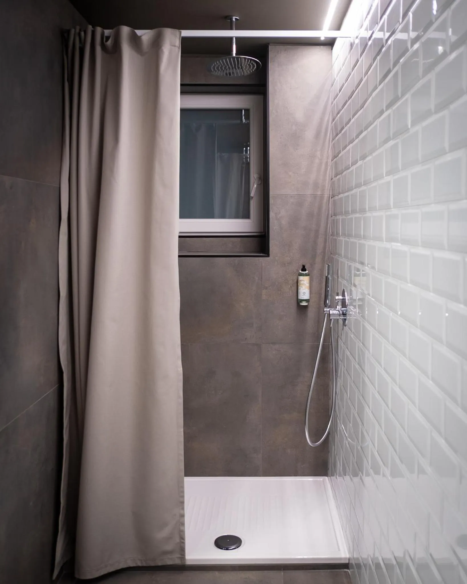 Shower in Hostelò - Luxury Hostel