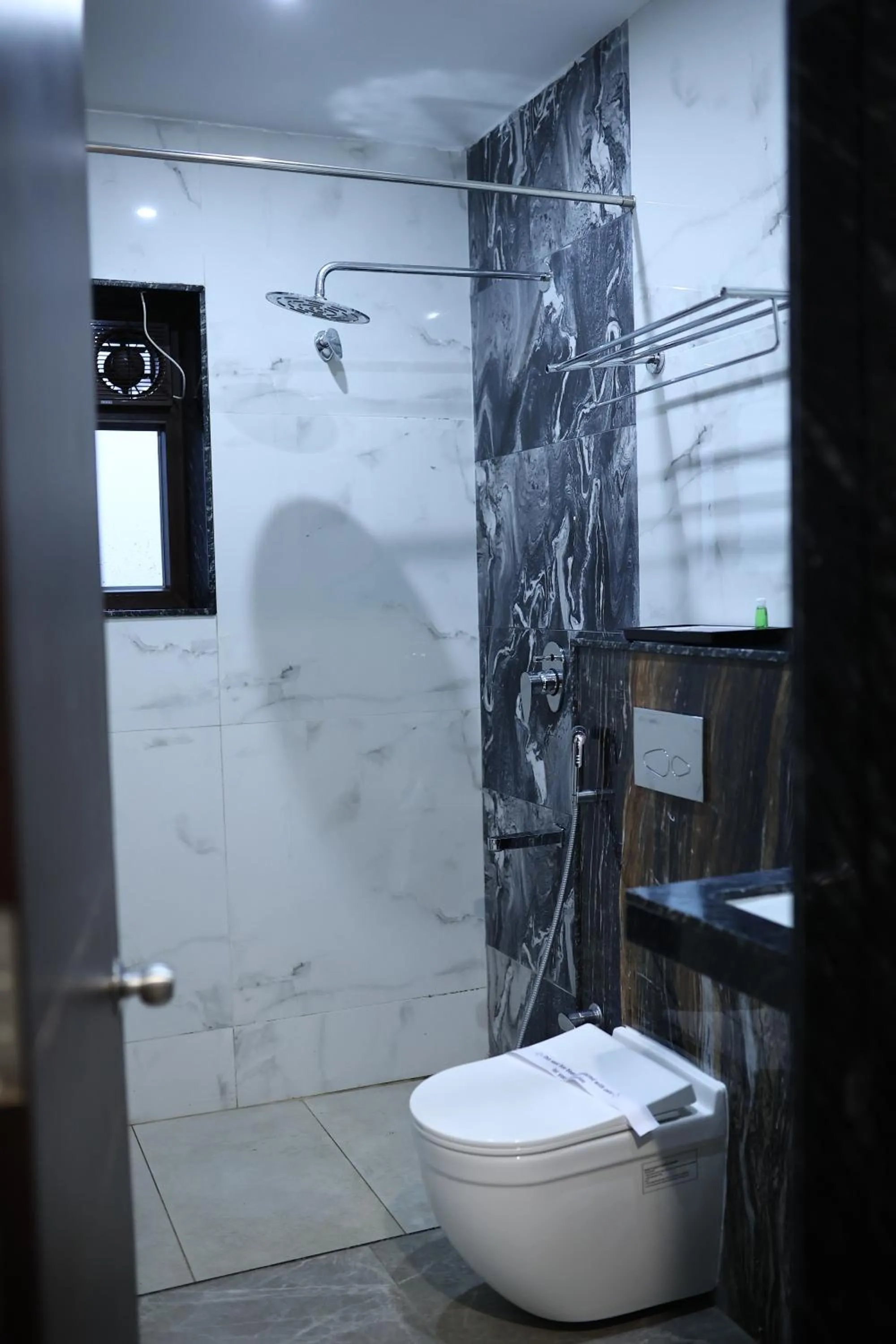 Bathroom in Hotel Saratharajans