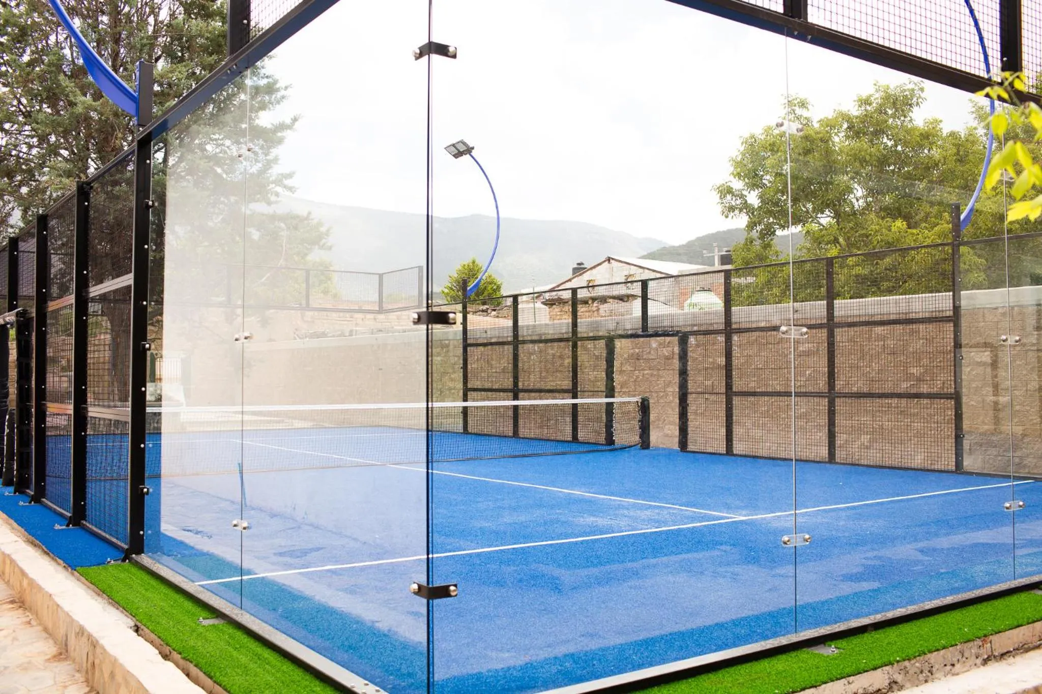 Tennis court in Cabañas Bungalos las Alazanas