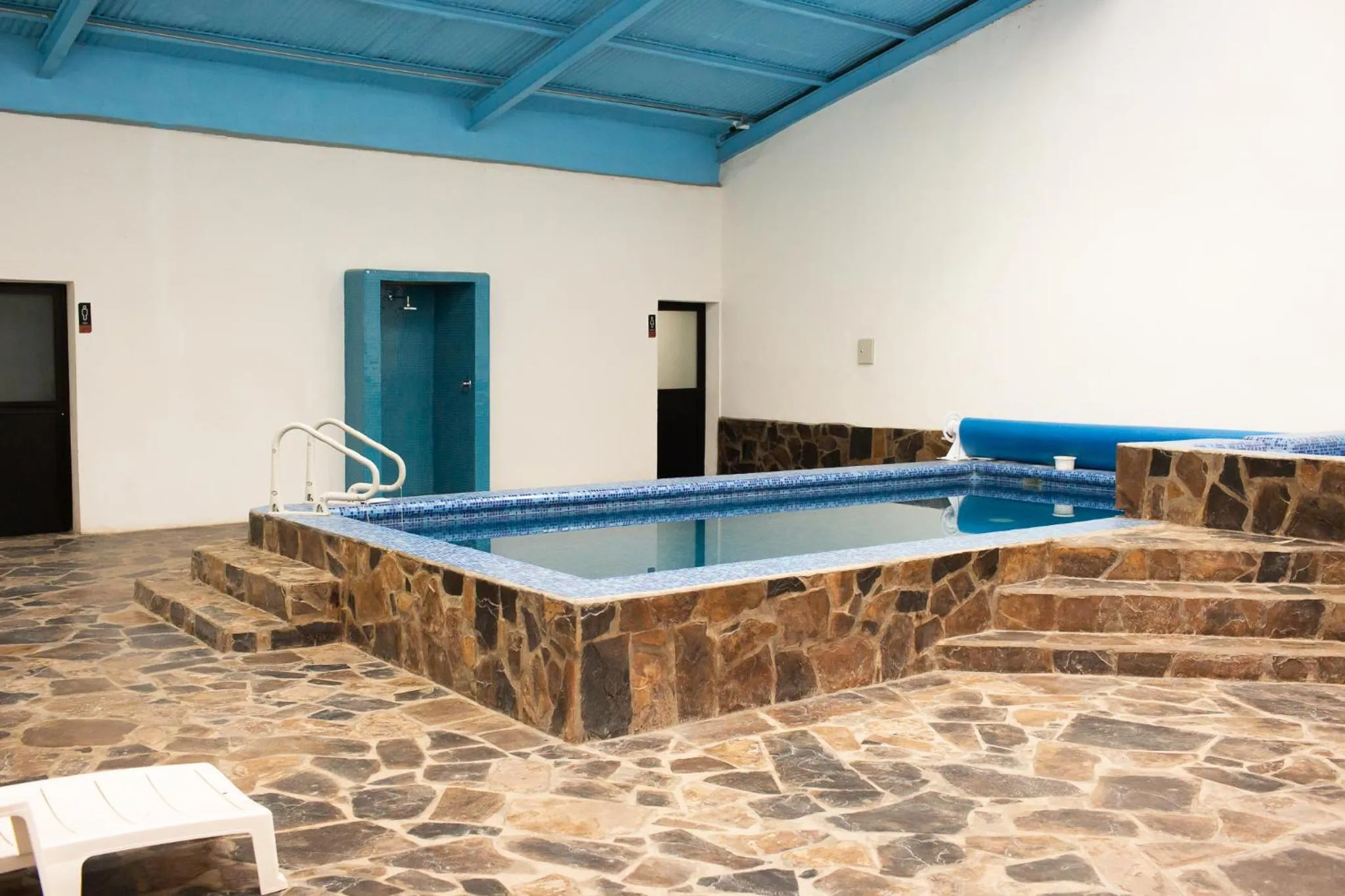 Swimming pool in Cabañas Bungalos las Alazanas