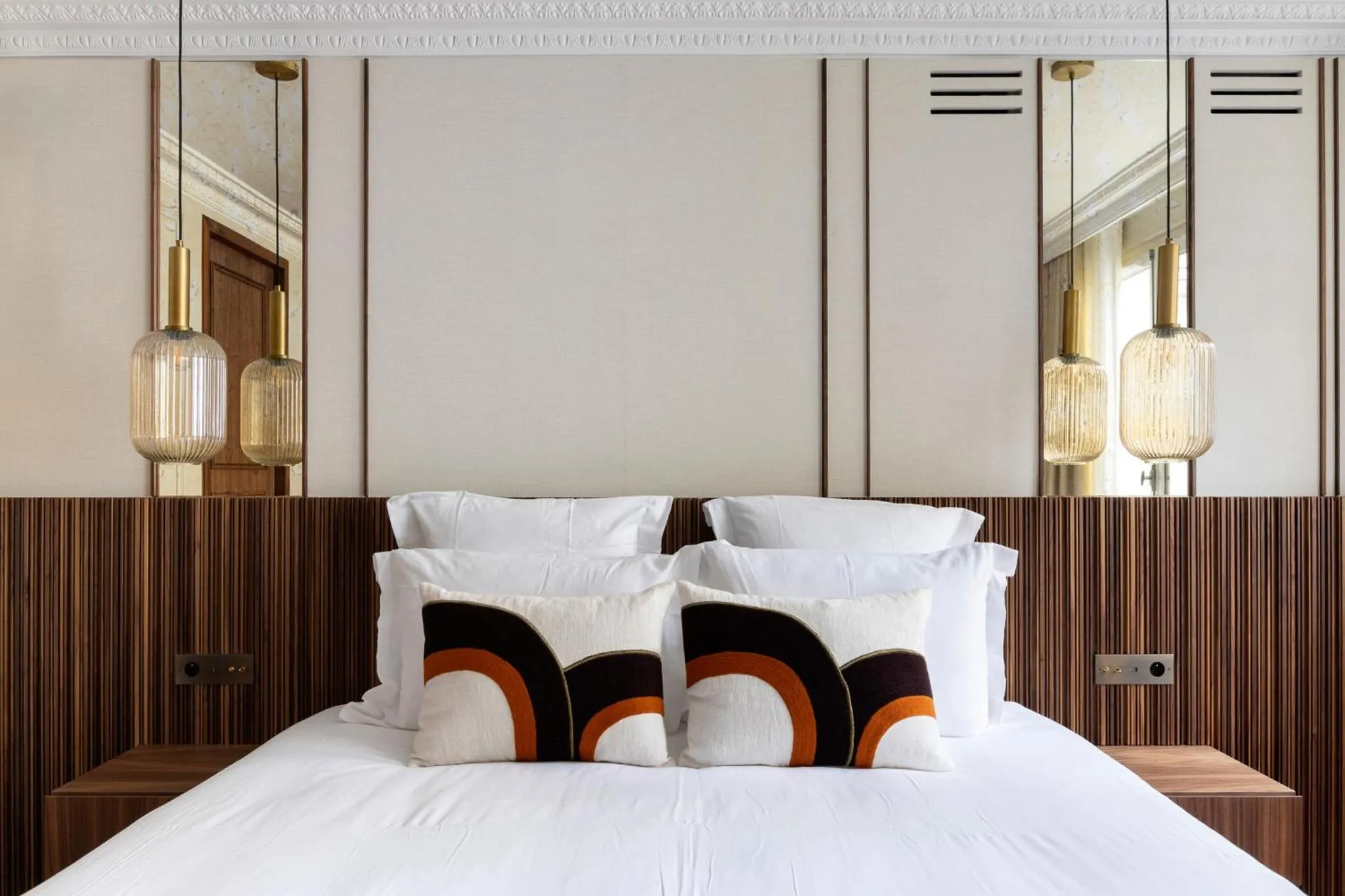 Bed in HIGHSTAY - Luxury Serviced Apartments - Centre Pompidou