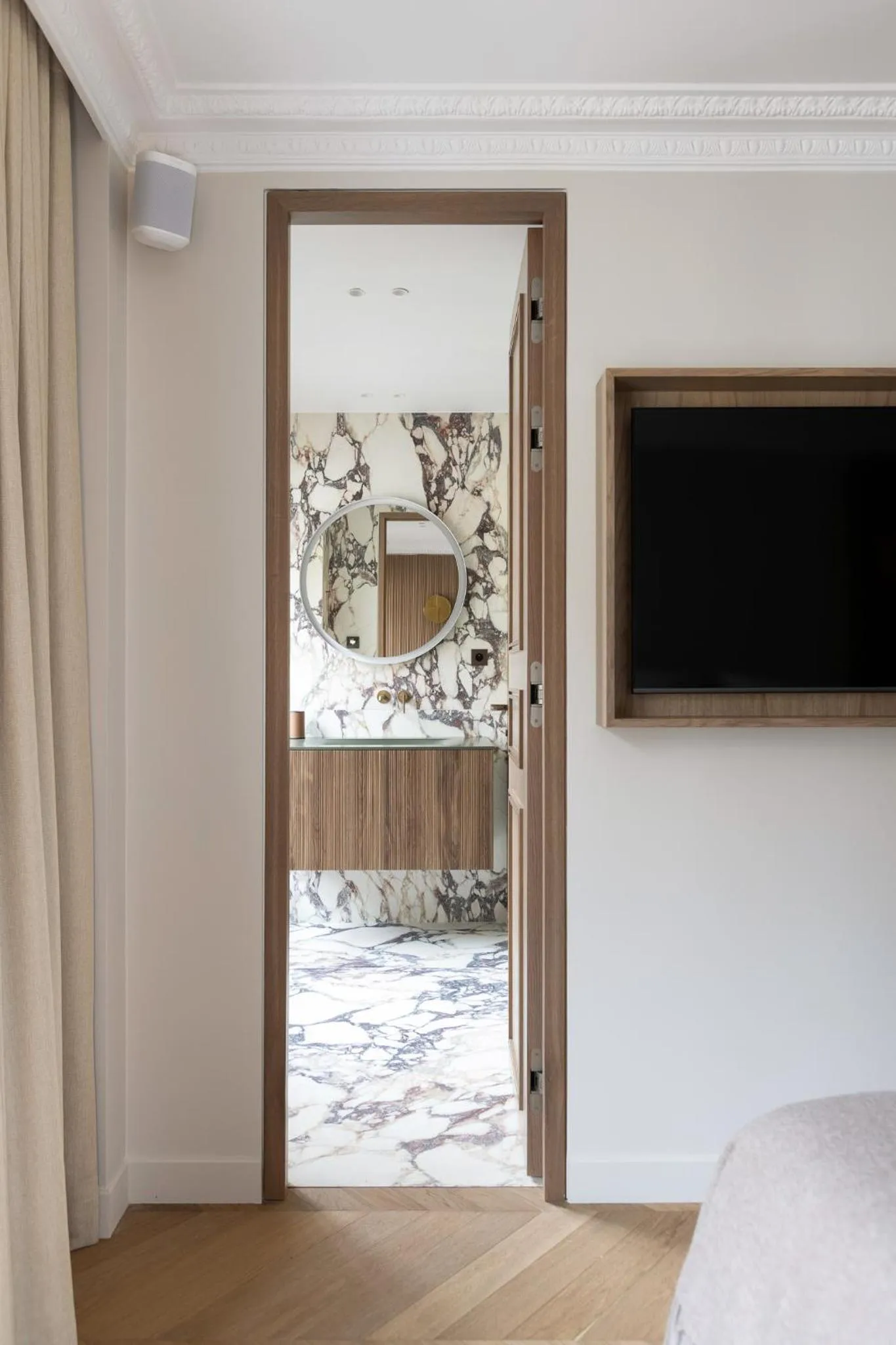 Bathroom, Bed in HIGHSTAY - Luxury Serviced Apartments - Centre Pompidou