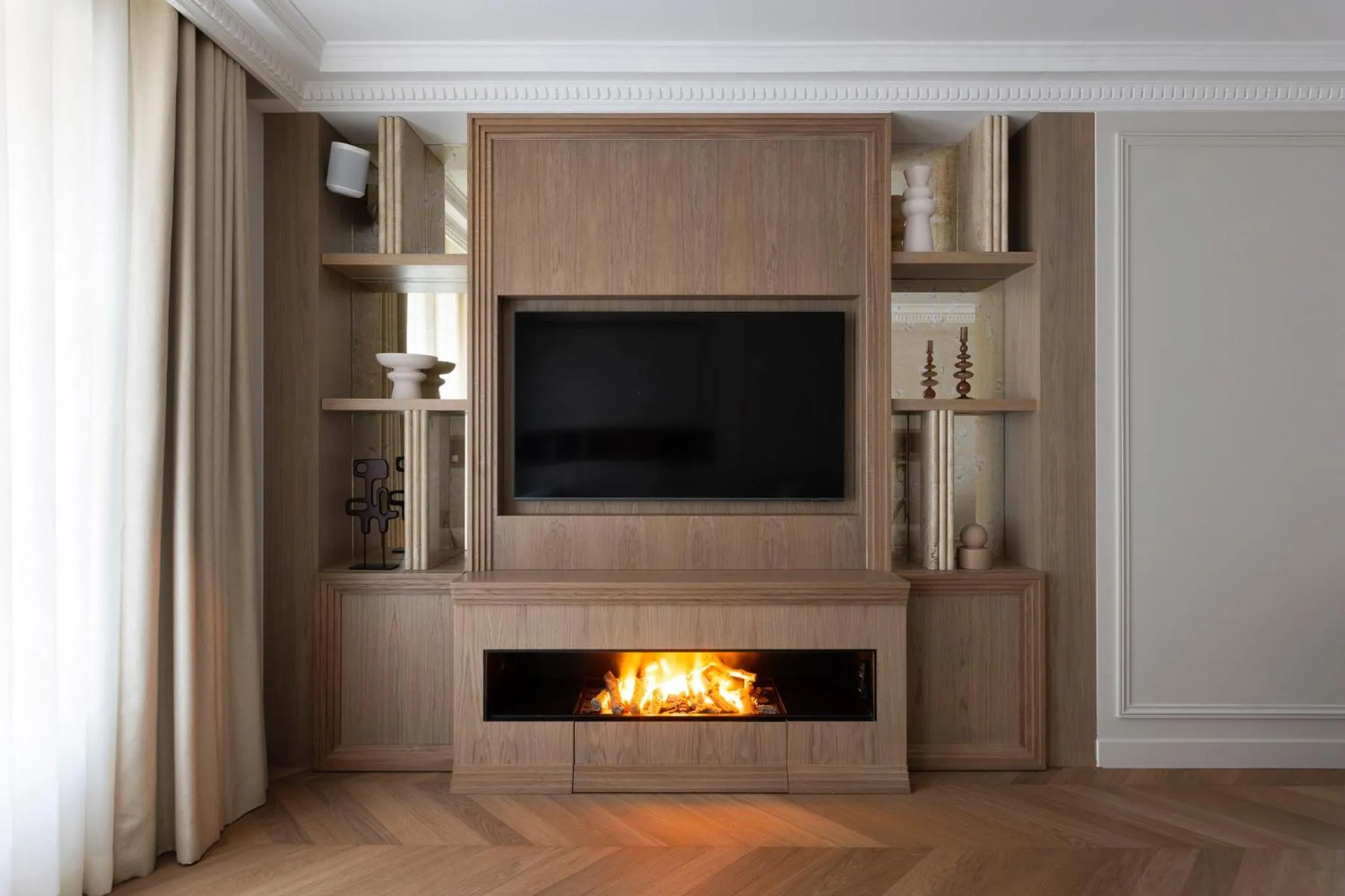 TV and multimedia in HIGHSTAY - Luxury Serviced Apartments - Centre Pompidou