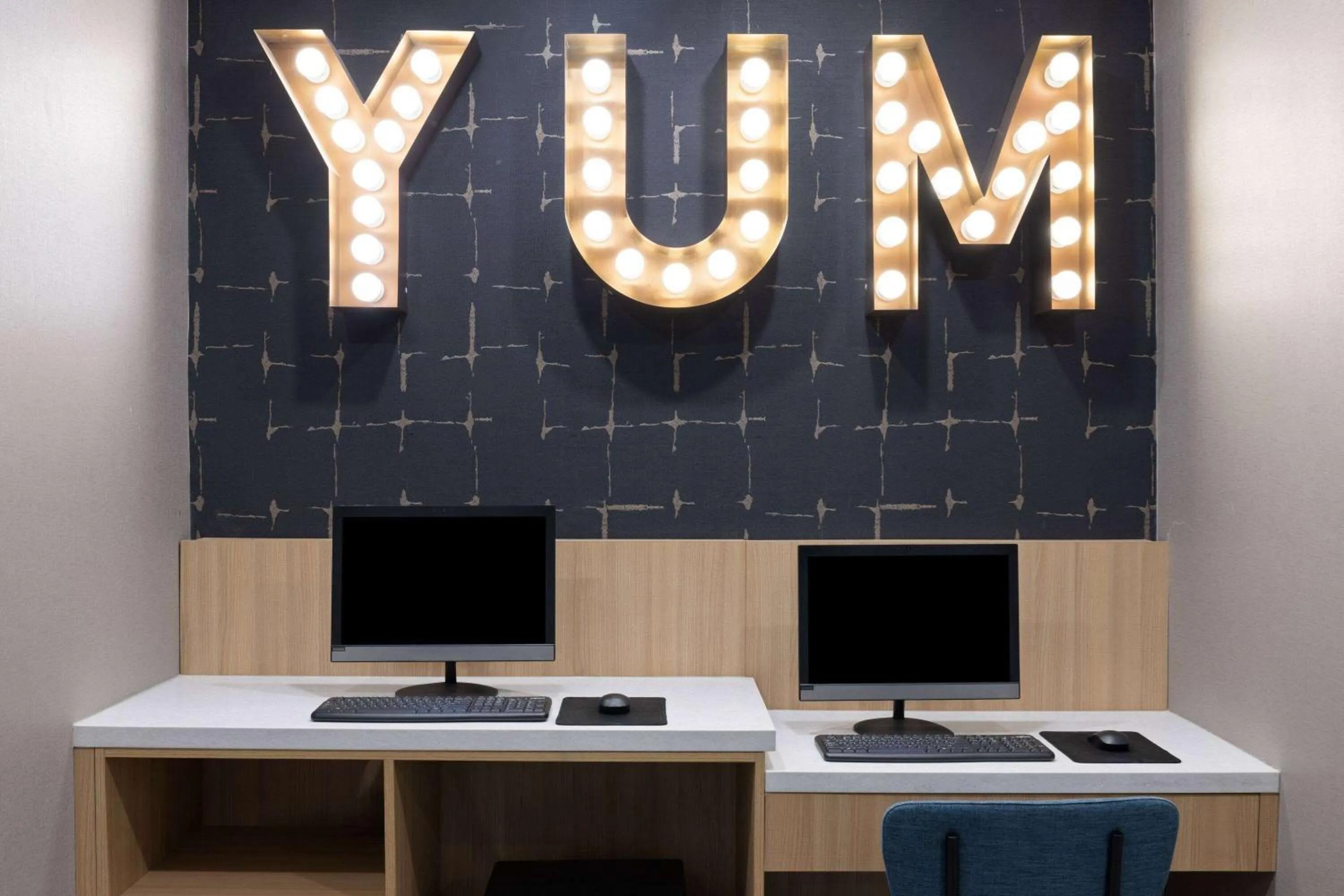 Business facilities in La Quinta Inn & Suites by Wyndham Yuma