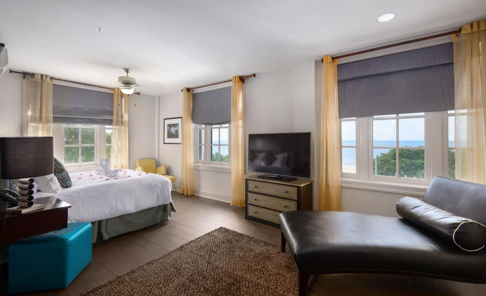 TV and multimedia, Bed in White House Hotel