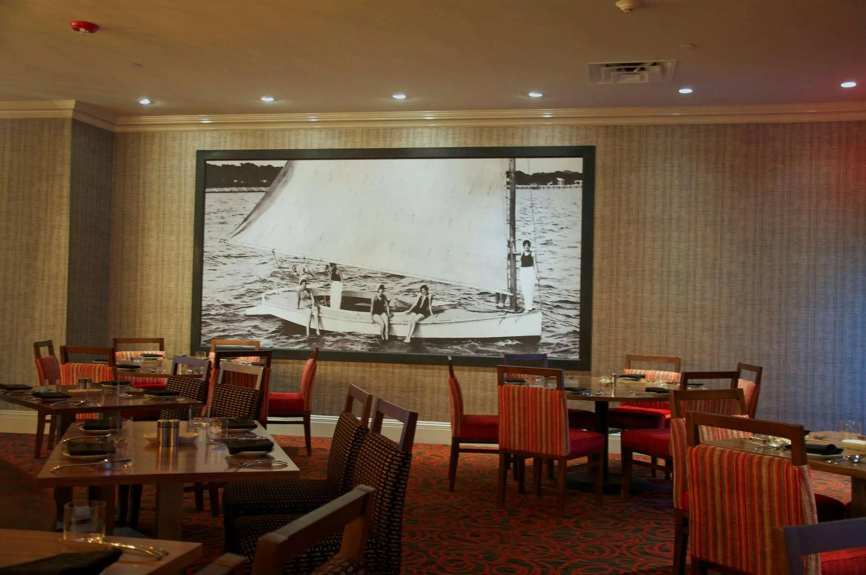 Restaurant/places to eat in White House Hotel