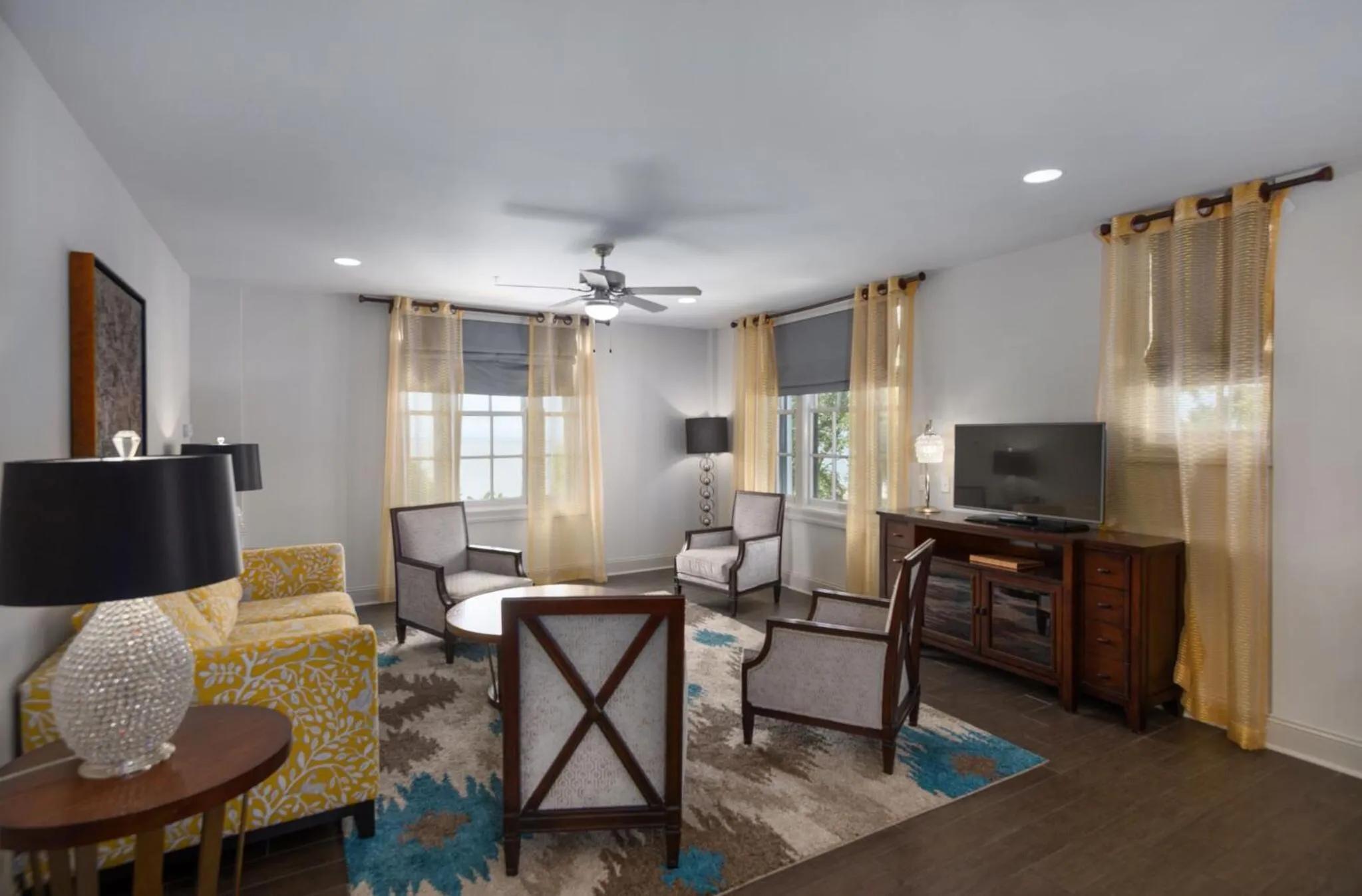 TV and multimedia in White House Hotel