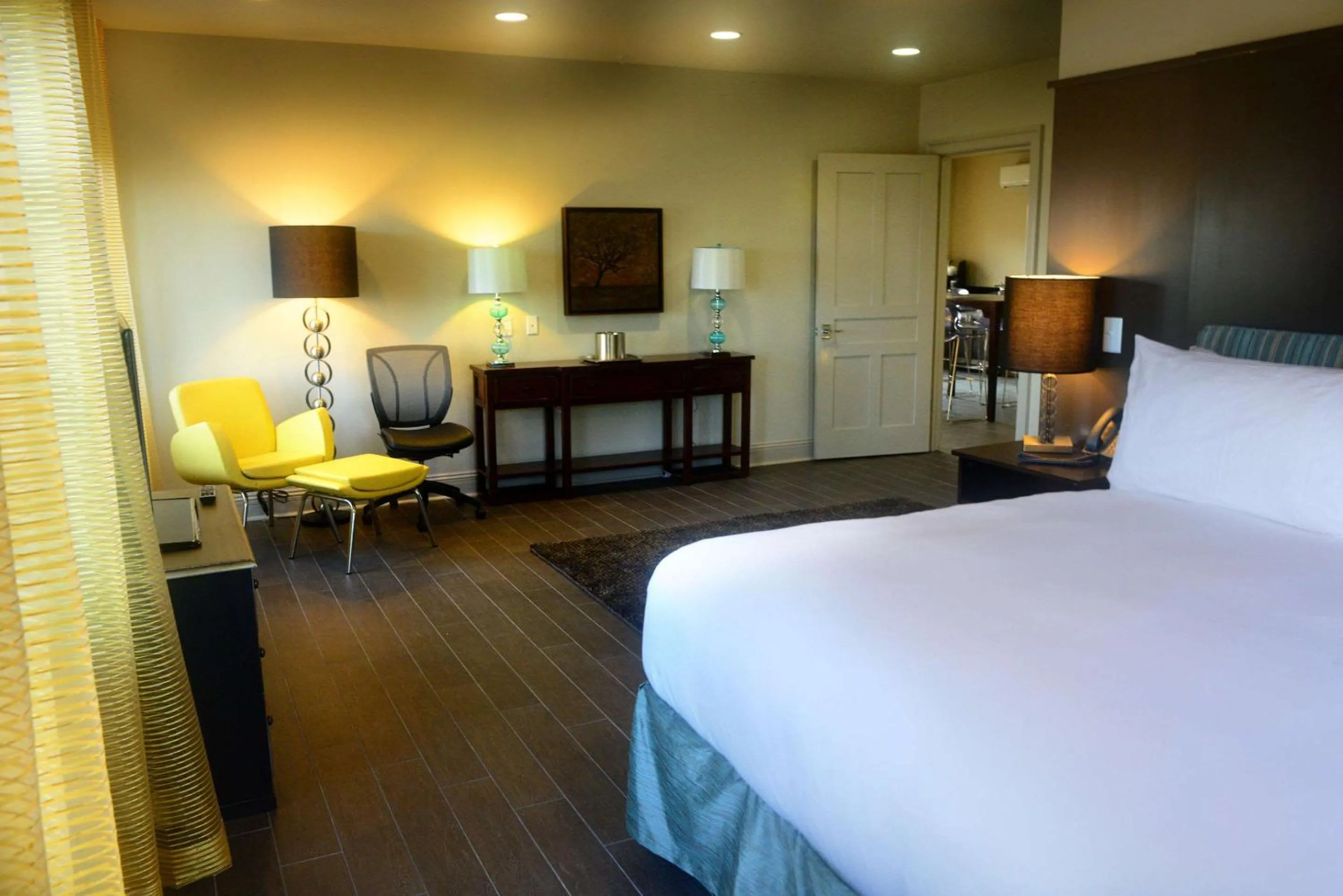 Photo of the whole room, Bed in White House Hotel